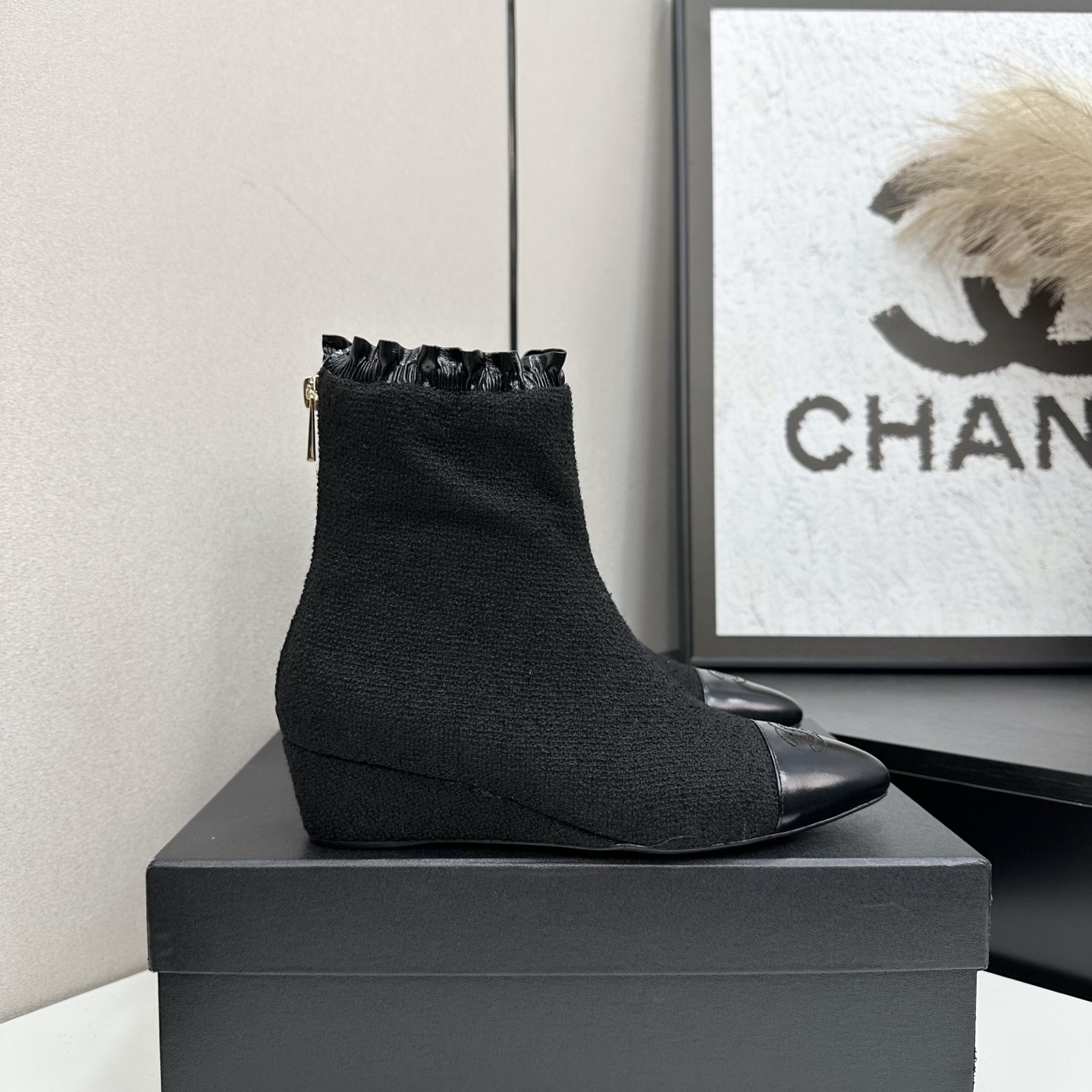 NO:470129,2025 Little Flavor Short Boots, a must-have item for this autumn and winter!  !  Chanel's hot short boots in autumn and winter, Xiaohongshu is highly recommended, and it looks good no matter how you match it. It is a must-have for fashionable things. Chanel's women love simple but irresistible matching to show unique styles of dressing, free mixing and matching are shining in place and keep up with the fashionable pace of Grandma Xiang!  !  !  Exquisite details enlarge the original mold opening hardware buckle. Top version purchasing level is created★The upper is made of top layer cowhide, sheepskin footbed, genuine leather sole. Size 35-39 (ordered by 40/41), boots, chanel, boots, cowhide, sheepskin, Leather soles198609092025小香短靴,本季秋冬季必备单品！！ 香奈儿秋冬重工爆款短靴 小红书力推款,怎么搭配都好看,时髦精必备,香奈儿女士钟爱简约又难以抗拒搭配展现与众不同的穿搭风格、自由混搭闪耀到位跟紧香奶奶时尚步伐！！！精致细节放大看原版开模五金扣 顶级版本代购级别打造★鞋面采用头层牛皮,羊皮垫脚,真皮大底 码数35-39（40/41订）,靴子,chanel,boots,cowhide,sheepskin,Leather soles,Women's Shoes