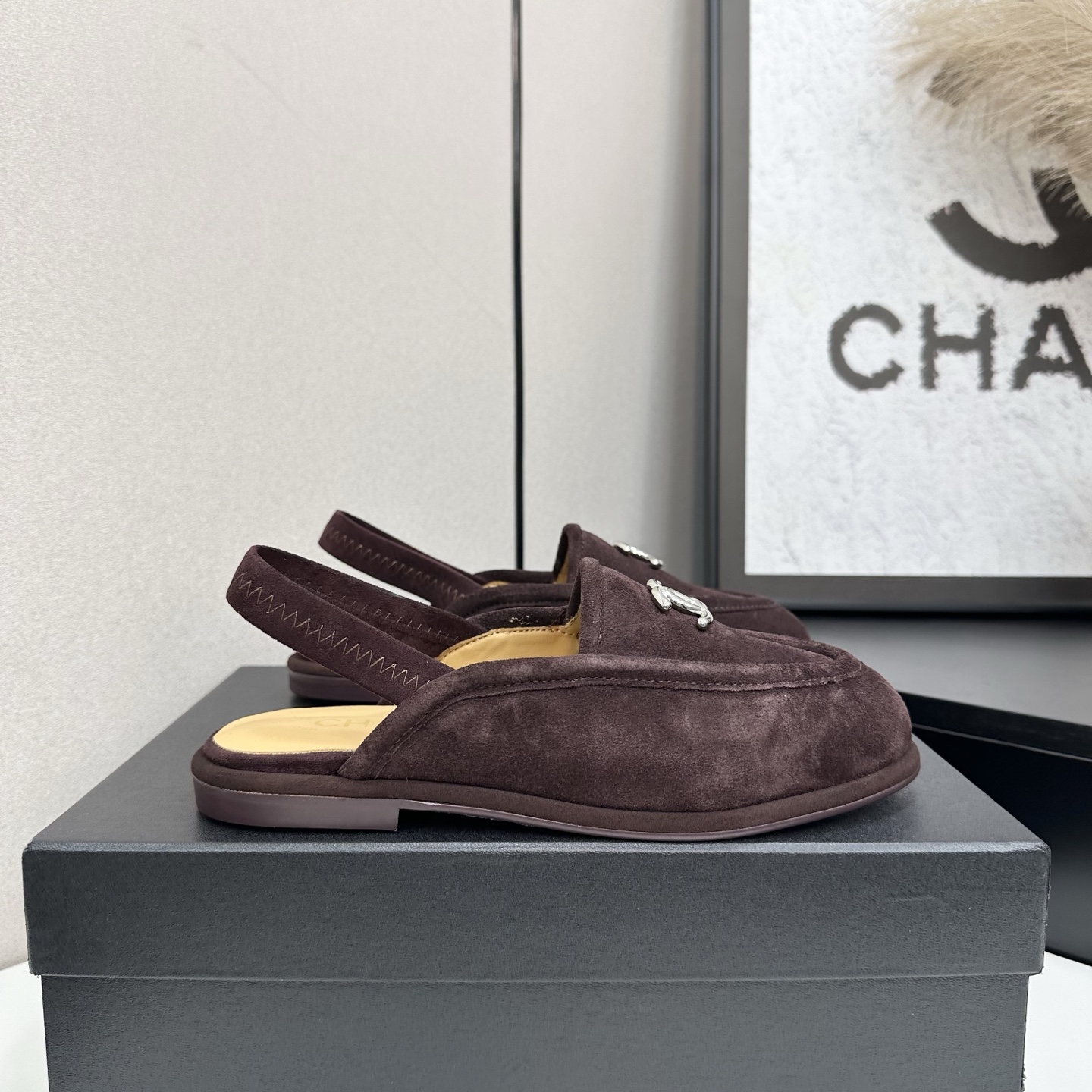 NO:467753,2025★★★★★★ Many celebrities are popular, a versatile series that domestic and foreign bloggers are popular. A must-have for spring and summer wardrobe matching. First choice. Xiangjia exclusive, upper ox fleece, inner lining: imported crystal sheepskin lining (wool lining) large sole original mold custom leather sole Shoe size: 35-39 (40, 41, customized non-return) leather lining, chanel, loafers, sheepskin, Leather soles198609092025★★★★★ 众多明星网红上脚,国内外博主刷爆的一个百搭系列,春夏衣橱搭配必备 首选.香家专属 鞋面牛反绒  内里: 进口水晶羊皮内里（羊毛内里） 大底原版开模定制真皮大底 鞋码: 35-39（40、41、定做不退换） 皮里,乐福鞋,chanel,loafers,sheepskin,Leather soles,Women's Shoes