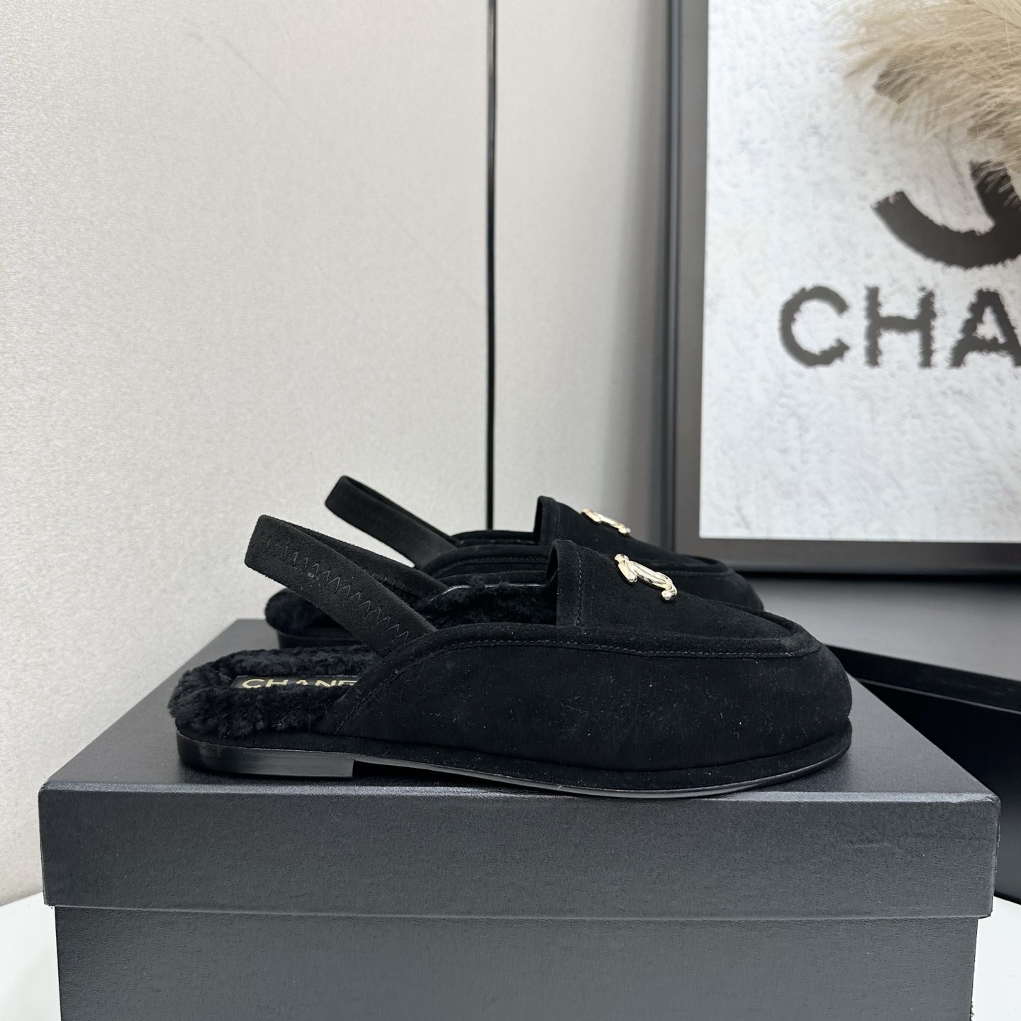 NO:467759,2025★★★★★★ Many celebrities are popular, a versatile series that domestic and foreign bloggers are popular. A must-have for spring and summer wardrobe matching. First choice. Xiangjia exclusive, upper ox fleece, inner lining: imported crystal sheepskin lining (wool lining) original mold-open custom leather sole Shoe size: 35-39 (40, 41, customized non-return) Maoli, loafers, chanel, loafers, sheepskin, Leather soles198609092025★★★★★ 众多明星网红上脚,国内外博主刷爆的一个百搭系列,春夏衣橱搭配必备 首选.香家专属 鞋面牛反绒  内里: 进口水晶羊皮内里（羊毛内里） 大底原版开模定制真皮大底 鞋码: 35-39（40、41、定做不退换） 毛里,乐福鞋,chanel,loafers,sheepskin,Leather soles,Women's Shoes