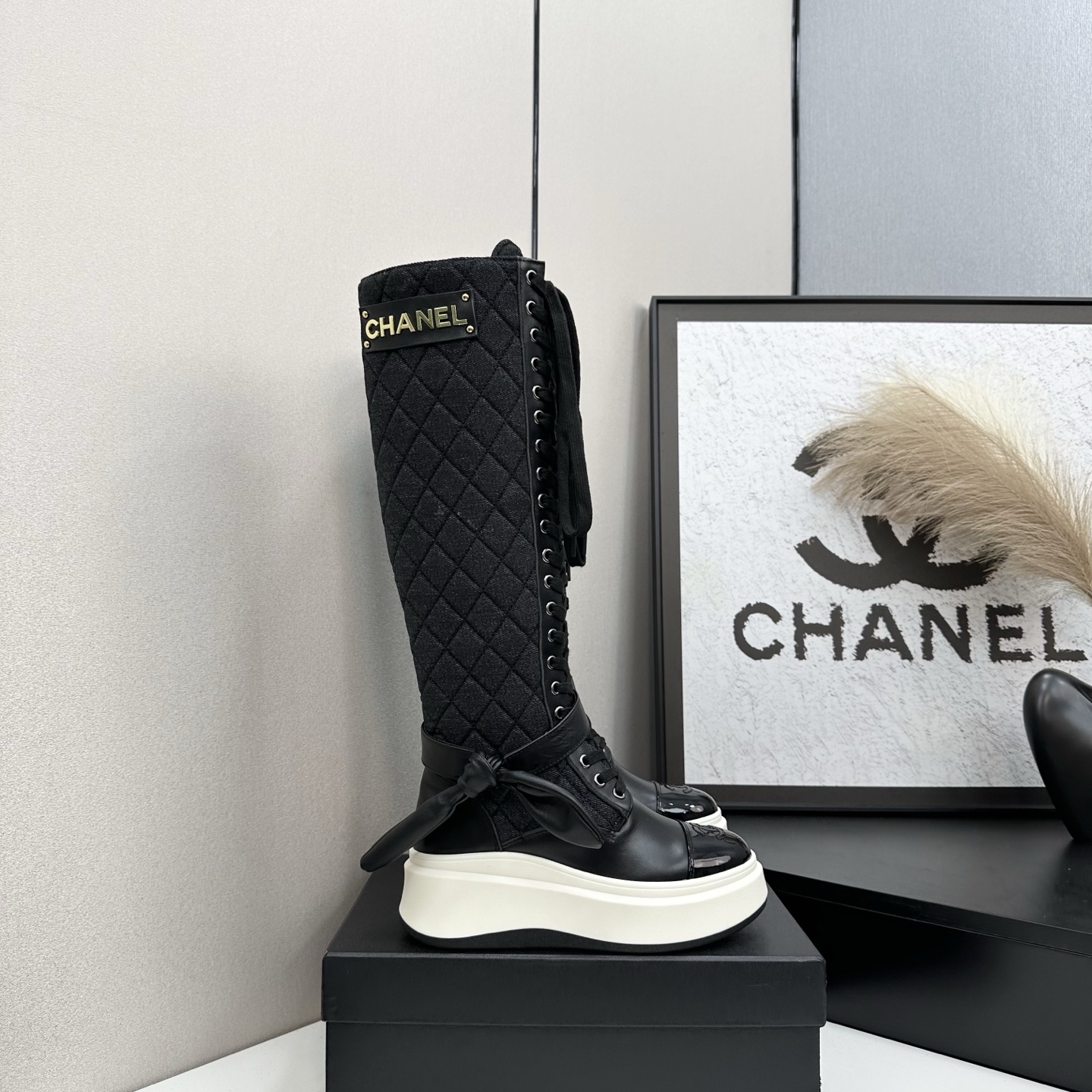 NO:470141,CHANEL 2025s Autumn and Winter Series Thick Sole Bow Bunny Ears High Boots Boots Short Boots, High Tube and Short Simplicity are made of imported cowhide, with an external height of 5cm, which makes the legs look longer. The boots are made of Chanel's classic diamond pattern, plus a small bag that can be opened to fit small things. Xiao Meimei especially likes it. This is a popular style created by Chanel this fall and winter. With the traditional inner zipper, it is easy to wear and is super comfortable. This autumn and winter must-have. The upper material is imported cowhide with diamond microfiber, washed denim. Consistently authentic. The original Italian TPU foamed sole. Size: 35-39 (40 customized to be customized, no return or replacement) Short boots, boots, chanel, chanel, boots, cowhide19860909CHANEL 2025s秋冬系列厚底蝴蝶结兔耳朵高靴长靴短靴,高筒和矮简两款分别用进囗牛皮打造,外增高度5cm超显腿长, 靴简沿用了香奈儿的经典菱格纹,加上可打开装小东西的小包包,小美美特别喜欢,这是香奈儿今年秋冬打造的爆款,加上传统内侧拉链,容易上脚,超级舒服,今年秋冬必备款  鞋面材质进囗牛皮配菱格超纤,水洗牛仔布 一致正品 大底原版意大利TPU发泡大底 码数:35-39 (40定做不退不换) 短靴长靴,靴子,chanel,chanel,boots,cowhide,Women's Shoes