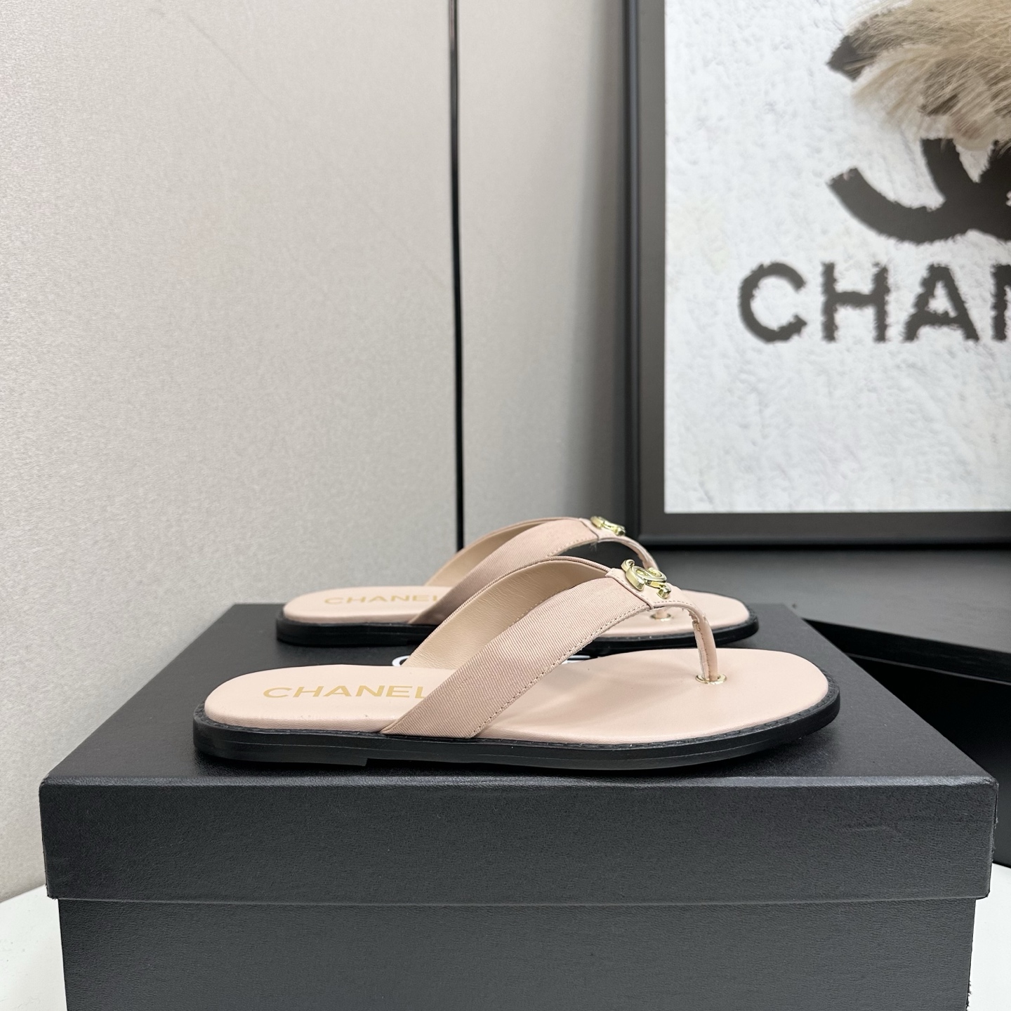 NO:493013,2025★★★★★★ Many celebrities are here to watch, a versatile series that domestic and foreign bloggers are popular with, a must-have for spring and summer wardrobe matching, the first choice for sandals. Diamond design exclusive to Xiangjia, upper sheepskin, inner lining: imported crystal sheepskin, original mold-open custom leather sole, shoe size: 35-39 (40, 41, customized, non-return and exchange) Delivery luxury latest counter synchronous packaging, split-toe shoes, chanel, sheepskin, Leather soles198609092025★★★★★ 众多明星网红上脚,国内外博主刷爆的一个百搭系列,春夏衣橱搭配必备 凉拖首选.菱格设计香家专属 鞋面羊皮  内里: 进口水晶羊皮内里 大底原版开模定制真皮大底 鞋码: 35-39（40、41、定做不退换） 配送豪华最新专柜同步包装,分趾鞋,chanel,sheepskin,Leather soles,Women's Shoes