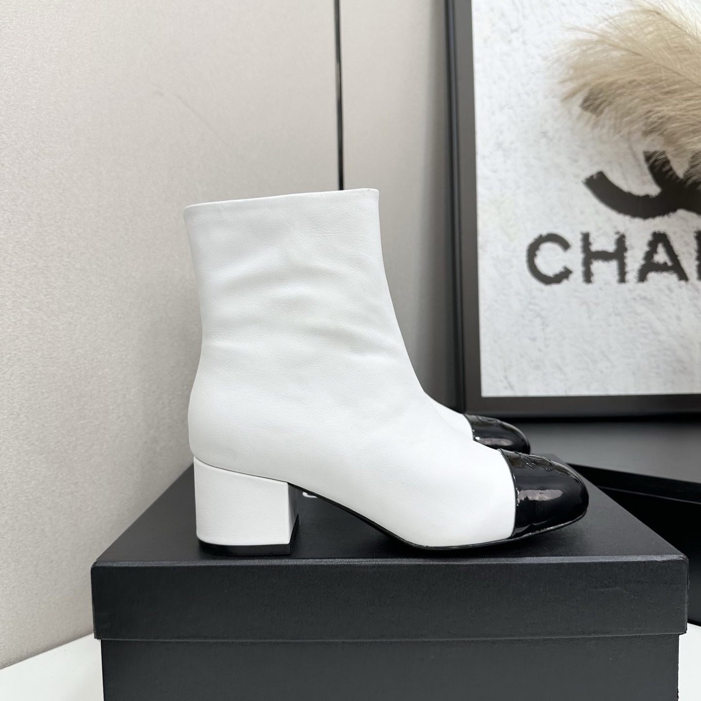 NO:470153,2025 Little Flavor Short Boots, a must-have item for this autumn and winter!  !  Chanel's hot short boots in autumn and winter, Xiaohongshu is highly recommended, and it looks good no matter how you match it. It is a must-have for fashionable things. Chanel's women love simple but irresistible matching to show unique styles of dressing, free mixing and matching are shining in place and keep up with the fashionable pace of Grandma Xiang!  !  !  Exquisite details enlarge the original mold opening hardware buckle. Top version purchasing level is created★The upper is made of top layer cowhide, sheepskin footbed, genuine leather sole. Size 35-39 (ordered by 40/41), boots, chanel, boots, cowhide, sheepskin, Leather soles198609092025小香短靴,本季秋冬季必备单品！！ 香奈儿秋冬重工爆款短靴 小红书力推款,怎么搭配都好看,时髦精必备,香奈儿女士钟爱简约又难以抗拒搭配展现与众不同的穿搭风格、自由混搭闪耀到位跟紧香奶奶时尚步伐！！！精致细节放大看原版开模五金扣 顶级版本代购级别打造★鞋面采用头层牛皮,羊皮垫脚,真皮大底 码数35-39（40/41订）,靴子,chanel,boots,cowhide,sheepskin,Leather soles,Women's Shoes