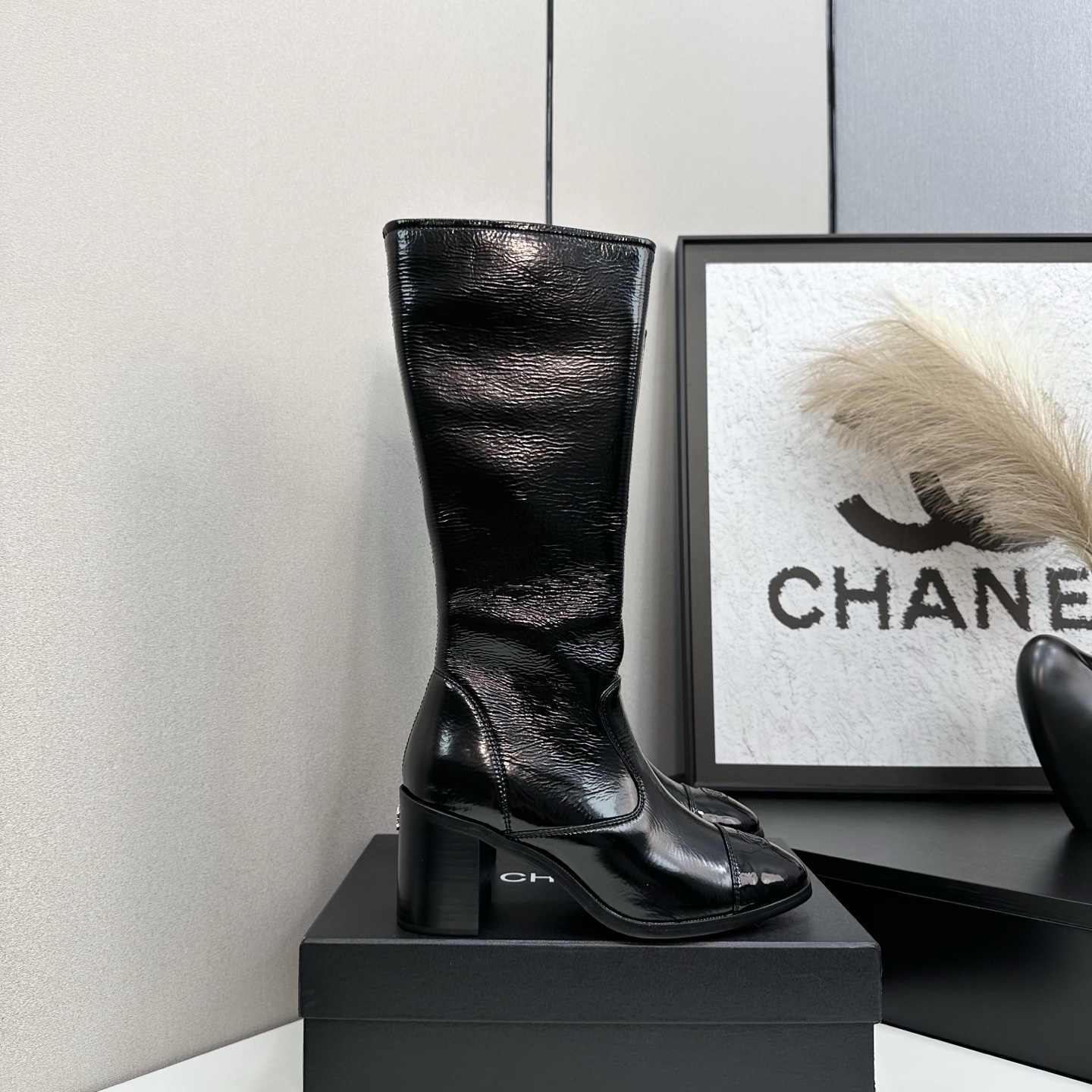 NO:470154,Little fragrance short boots, a must-have item for this autumn and winter!  !  Chanel's hot short boots in autumn and winter, Xiaohongshu is highly recommended, and it looks good no matter how you match it. It is a must-have for fashionable things. Chanel's women love simple but irresistible matching to show unique styles of dressing, free mixing and matching are shining in place and keep up with the fashionable pace of Grandma Xiang!  !  !  Exquisite details enlarge the original mold opening hardware buckle. Top version purchasing level is created ★The upper is made of top layer cowhide, sheepskin footbed, genuine leather sole. Size 35-39 (ordered by 40/41) Short boots, boots, chanel, boots, cowhide, sheepskin, Leather soles19860909小香短靴,本季秋冬季必备单品！！ 香奈儿秋冬重工爆款短靴 小红书力推款,怎么搭配都好看,时髦精必备,香奈儿女士钟爱简约又难以抗拒搭配展现与众不同的穿搭风格、自由混搭闪耀到位跟紧香奶奶时尚步伐！！！精致细节放大看原版开模五金扣 顶级版本代购级别打造★鞋面采用头层牛皮,羊皮垫脚,真皮大底 码数35-39（40/41订） 短靴长靴,靴子,chanel,boots,cowhide,sheepskin,Leather soles,Women's Shoes