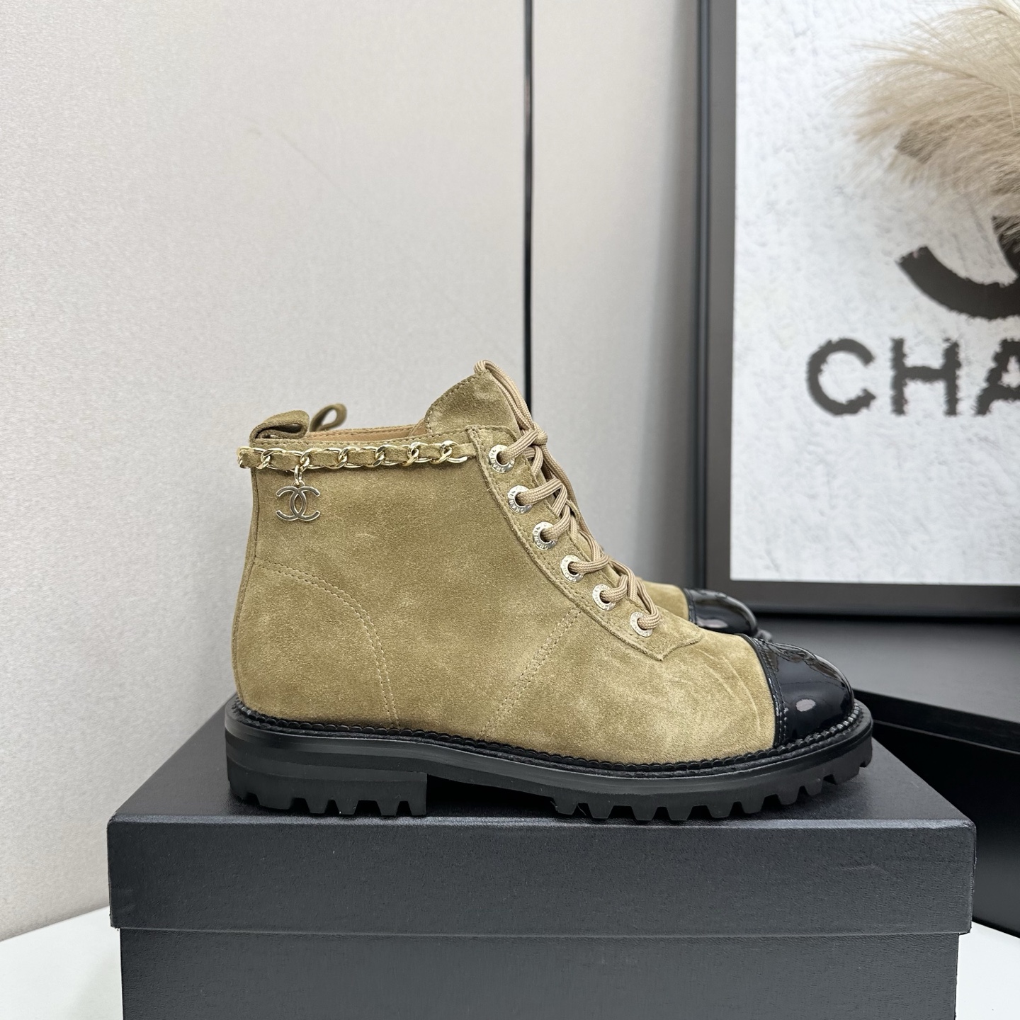NO:470157,2025 Little Flavor Short Boots, a must-have item for this autumn and winter!  !  Chanel's hot short boots in autumn and winter, Xiaohongshu is highly recommended, and it looks good no matter how you match it. It is a must-have for fashionable things. Chanel's women love simple but irresistible matching to show unique styles of dressing, free mixing and matching are shining in place and keep up with the fashionable pace of Grandma Xiang!  !  !  Exquisite details enlarge the original mold opening hardware buckle. Top version purchasing level is created ★The upper is made of beef reverse velvet, sheepskin footbed, genuine leather soles. Size 35-39 (ordered by 40/41), boots, chanel, boots, sheepskin, Leather soles198609092025小香短靴,本季秋冬季必备单品！！ 香奈儿秋冬重工爆款短靴 小红书力推款,怎么搭配都好看,时髦精必备,香奈儿女士钟爱简约又难以抗拒搭配展现与众不同的穿搭风格、自由混搭闪耀到位跟紧香奶奶时尚步伐！！！精致细节放大看原版开模五金扣 顶级版本代购级别打造★鞋面采用牛反绒,羊皮垫脚,真皮大底 码数35-39（40/41订）,靴子,chanel,boots,sheepskin,Leather soles,Women's Shoes