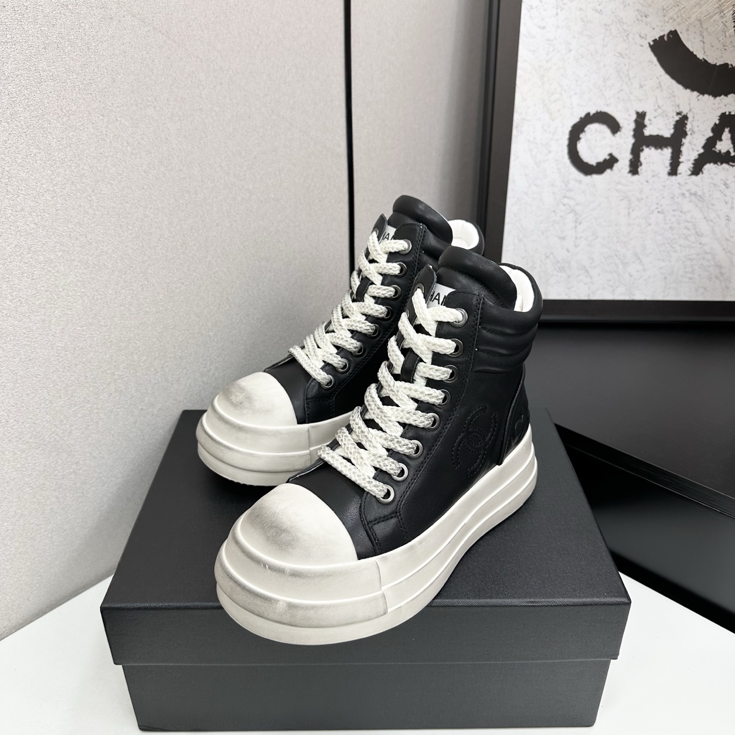 حذاء رائعة من Chanel للنساء بتصميم عصري وجلد فاخر هذا الموسم!