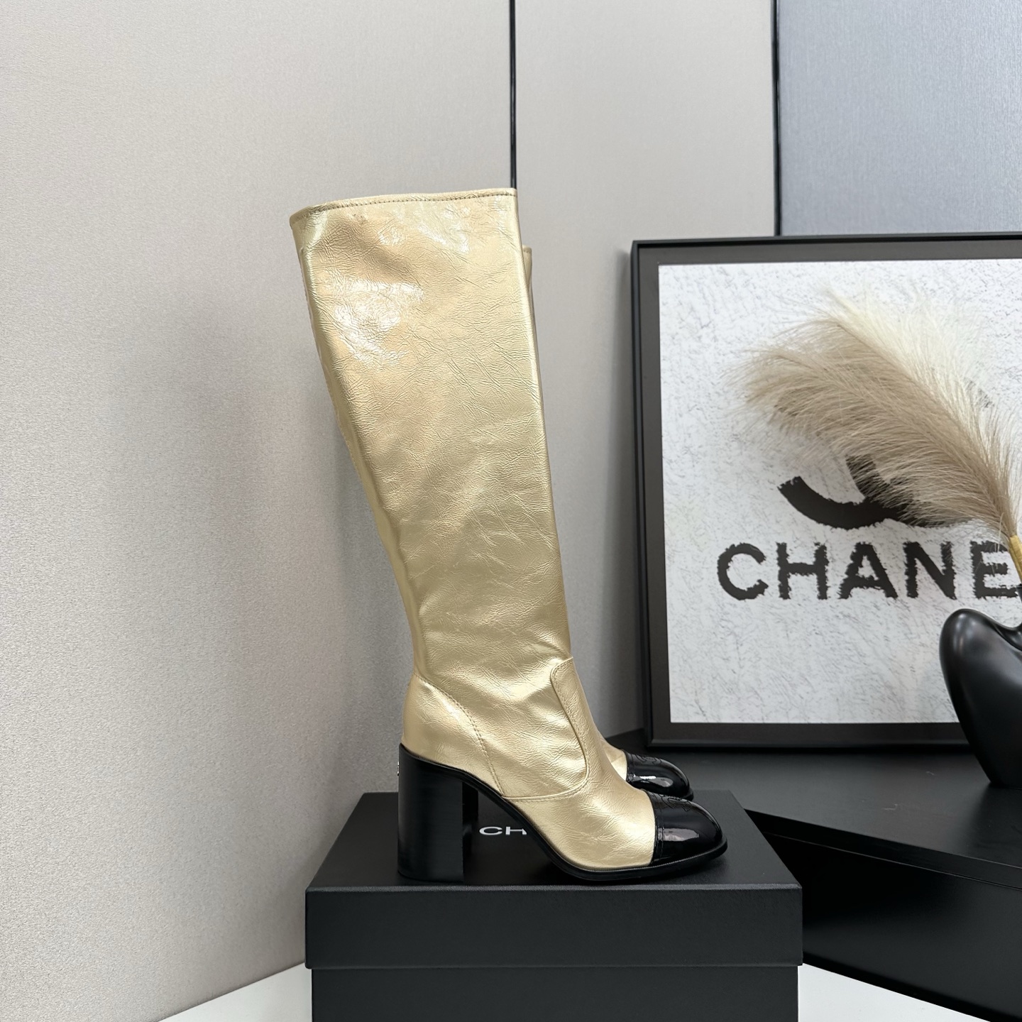 NO:543889,CHANEL Chanel Xiaoxiang classic thick heel side zipper short boots This pair of boots cleverly integrates the brand's iconic elements and breaks the convention with a bold and harmonious color matching design. The exquisite double C at the heel is low-key luxury and highlights the brand's heritage. Whether it is paired with a simple dress to show elegance or combined with personalized jeans to create a casual and fashionable style, it can be easily controlled and injects a high-end fashion sense into the overall look. The fabric is made of original customized materials, the inner foot pads are all sheepskin, and the genuine leather outsole imported from Italy  size35-39 (40/41 customized), boots, chanel, chanel, boots, skirts, jeans, sheepskin, Leather soles19860909CHANEL香奈儿小香经典粗跟侧拉链短靴 这双靴子巧妙融合品牌标志性元素 以大胆而和谐的拼色设计打破常规 鞋跟处精致的双C 低调奢华 彰显品牌底蕴 . 无论是搭配简约连衣裙展现优雅气质 还是与个性牛仔裤组合打造休闲时尚风 它都能轻松驾驭 为整体造型注入高级时尚感. 面料采用原版定制材质 内里垫脚均为羊皮 意大利进口真皮大底 size35-39（40/41定制）,靴子,chanel,chanel,boots,skirts,jeans,sheepskin,Leather soles,Women's Shoes