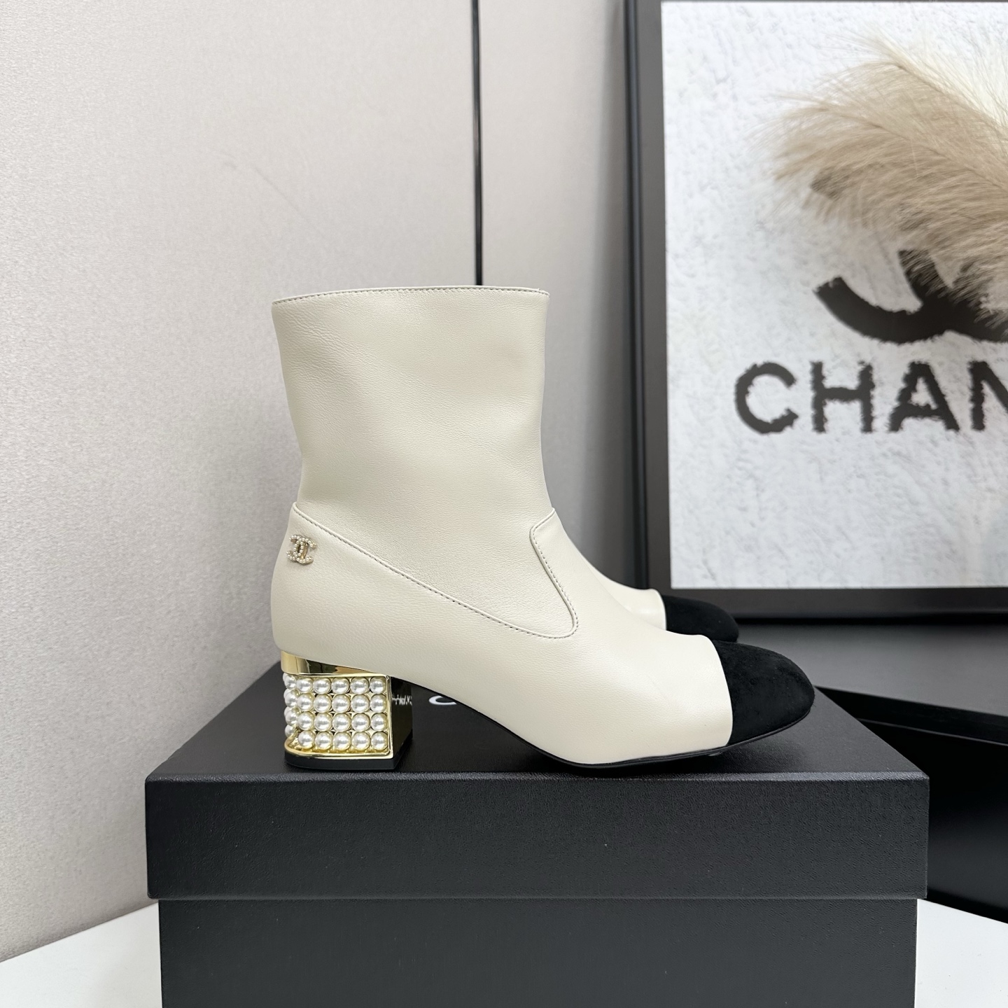 NO:543886,2025 Little Flavor Short Boots, a must-have item for this autumn and winter!  !  Chanel's hot short boots in autumn and winter, Xiaohongshu is highly recommended, and it looks good no matter how you match it. It is a must-have for fashionable things. Chanel's women love simple but irresistible matching to show unique styles of dressing, free mixing and matching are shining in place and keep up with the fashionable pace of Grandma Xiang!  !  !  Exquisite details enlarge the original mold opening hardware buckle. Top version purchasing level is created ★The upper is made of top layer cowhide, top layer cowhide, sheepskin footbed, genuine leather soles. Size 35-39 (ordered by 40/41), boots, chanel, boots, cowhide, sheepskin, Leather soles198609092025小香短靴,本季秋冬季必备单品！！ 香奈儿秋冬重工爆款短靴 小红书力推款,怎么搭配都好看,时髦精必备,香奈儿女士钟爱简约又难以抗拒搭配展现与众不同的穿搭风格、自由混搭闪耀到位跟紧香奶奶时尚步伐！！！精致细节放大看原版开模五金扣 顶级版本代购级别打造★鞋面采用头层牛皮头层牛皮,羊皮垫脚,真皮大底 码数35-39（40/41订）,靴子,chanel,boots,cowhide,sheepskin,Leather soles,Women's Shoes