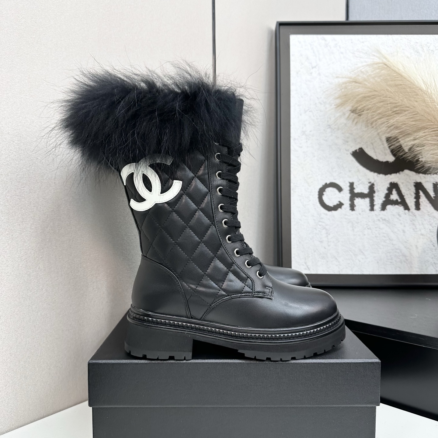 NO:490408,2025 Little Flavor Short Boots, a must-have item for this autumn and winter!  !  Chanel's hot short boots in autumn and winter, Xiaohongshu is highly recommended, and it looks good no matter how you match it. It is a must-have for fashionable things. Chanel's women love simple but irresistible matching to show unique styles of dressing, free mixing and matching shines in place and keep up with the fashionable pace of Grandma Xiang!  !  !  Exquisite details enlarge the original mold opening hardware buckle. Top version purchasing level is created ★The upper is made of top layer cowhide, velvet, rubber. Size 35-39 (ordered by 40/41), boots, chanel, boots, cowhide198609092025小香短靴,本季秋冬季必备单品！！ 香奈儿秋冬重工爆款短靴 小红书力推款,怎么搭配都好看,时髦精必备,香奈儿女士钟爱简约又难以抗拒搭配展现与众不同的穿搭风格、自由混搭闪耀到位跟紧香奶奶时尚步伐！！！精致细节放大看原版开模五金扣 顶级版本代购级别打造★鞋面采用头层牛皮头层牛皮,绒里,橡胶 码数35-39（40/41订）,靴子,chanel,boots,cowhide,Women's Shoes