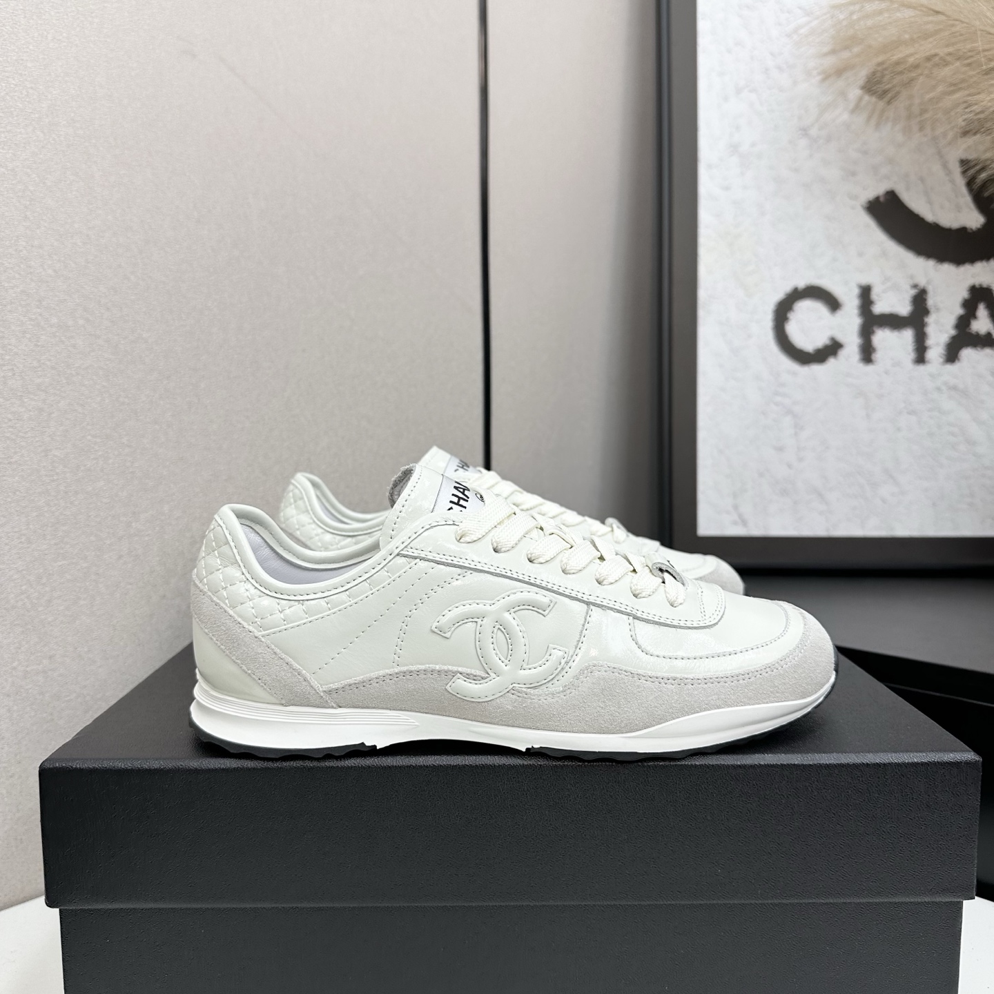 NO:490402,Chanel Chanel Panda Shoes!  Top casual sneakers for the 2025 counter This classic design; the upper is crafted and electric embroidered with various craftsmanship; the sole is fashionable and sporty; it is an extraordinary and has incorporated a variety of color matching elements... The diversified mix and match is very beautiful and versatile, casual, fashionable, sports, and outdoors can be taken into account... Go material The upper is made of original imported silk cowhide + original tarp + original head cowhide The inner part is made of original sheepli + net Outsole based on original TPU combination sole The counter is made of high-quality packaging for women 35–41, casual shoes/sports shoes, chanel, chanel, sneakers, cowhide19860909Chanel香奈儿熊猫鞋！2025专柜顶级休闲款运动鞋 这款经典设计；鞋面多种工艺电绣的风格；大底却时尚运动；不平凡的拥入了多种配色元素…… 多元化混搭非常好看百搭,休闲,时尚,运动,户外都能兼顾…… Go 材料 鞋面采用 原版进口头层丝绸牛皮+原版防水布+原版头层牛皮 内里采用 原版羊里+网 大底根据 原版TPU组合大底 专柜精品包装全套女35–41,休闲鞋/运动鞋,chanel,chanel,sneakers,cowhide,Women's Shoes