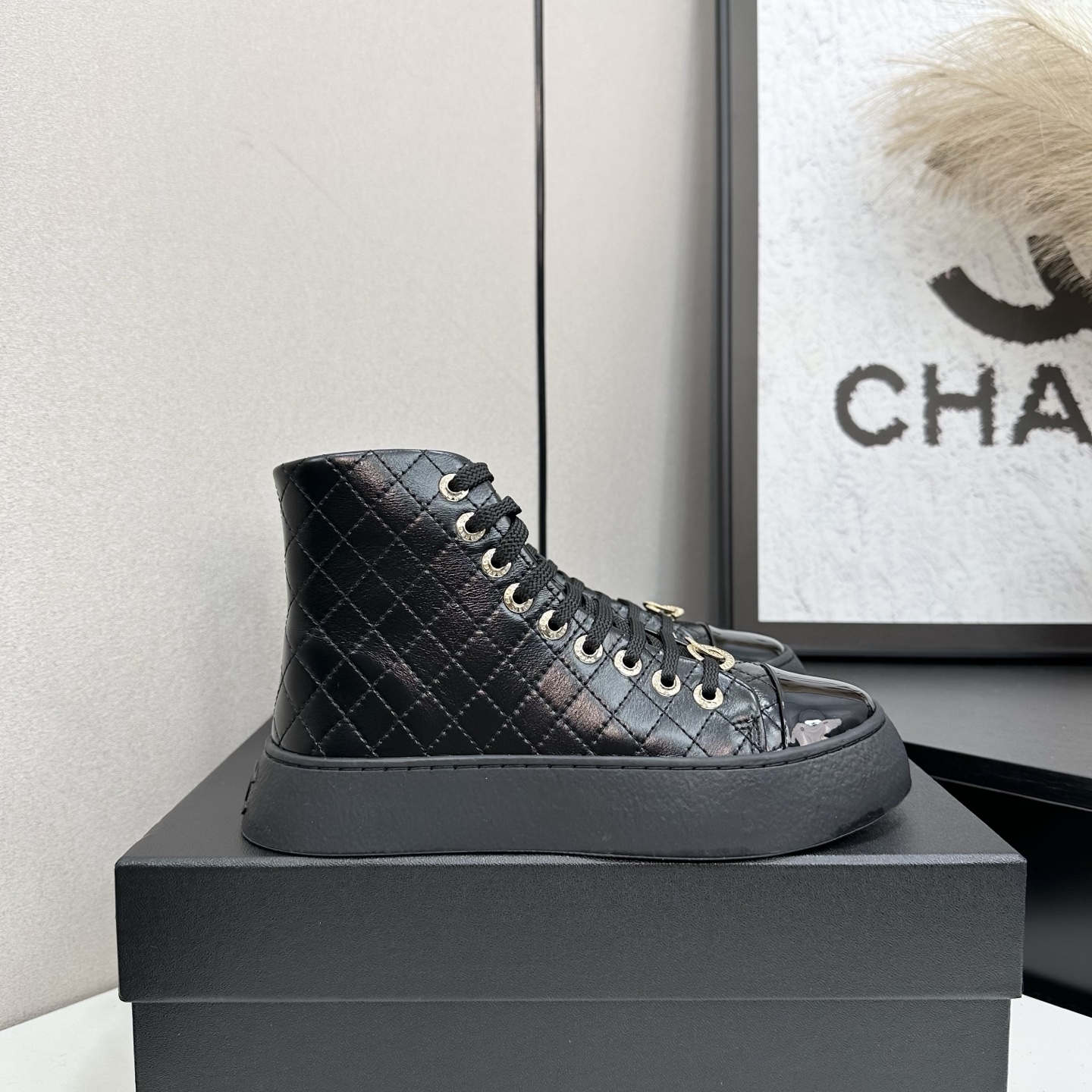 NO:490382,Chanel Chanel Panda Shoes!  Top casual sports shoes for the 2025 counter This classic design; the upper is crafted and electric embroidered style; the sole is fashionable and sporty; it is an extraordinary and has a variety of color matching elements... The diversified mix and match is very beautiful and versatile, casual, fashionable, sports, and outdoors can be taken into account... Go material The upper uses original imported silk cowhide + original tarp + original head cowhide The inner uses original sheepli + net Outsole based on original TPU combination sole The counter is boutique packaging for women 35–41, boots, chanel, chanel, boots, sneakers, cowhide19860909Chanel香奈儿熊猫鞋！2025专柜顶级休闲款运动鞋 这款经典设计；鞋面多种工艺电绣的风格；大底却时尚运动；不平凡的拥入了多种配色元素…… 多元化混搭非常好看百搭,休闲,时尚,运动,户外都能兼顾…… Go 材料 鞋面采用 原版进口头层丝绸牛皮+原版防水布+原版头层牛皮 内里采用 原版羊里+网 大底根据 原版TPU组合大底 专柜精品包装全套女35–41,靴子,chanel,chanel,boots,sneakers,cowhide,Women's Shoes