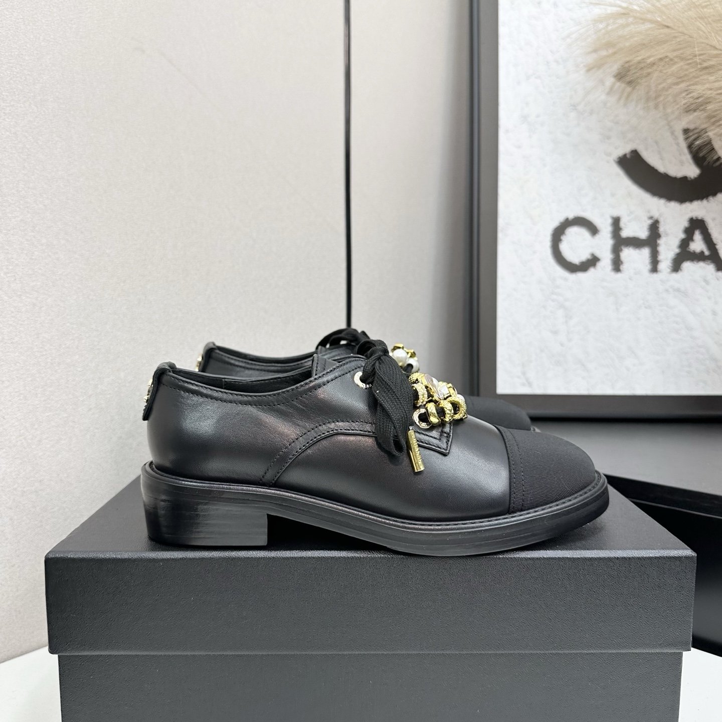 NO:490421,Xiaoxiang is a must-have item for this autumn and winter!  !  Chanel's autumn and winter heavy industry hot product, Xiaohongshu is highly recommended, it looks good no matter how you match it, and it is a must-have for fashionable things. Chanel's women love simple but irresistible combinations show unique styles of dressing, free mixing and matching, and keep up with the fashionable pace of Grandma Shixiang!  !  !  Exquisite details enlarge the original mold opening hardware buckle. Top version purchasing level is created ★The upper is made of original customized cowhide, sheepskin inner lining, sheepskin footbed, original mold opening leather outsole, size 35-39 (40, 41 customized, boot loafers, chanel, loafers, boots, cowhide, sheepskin, Leather soles19860909小香 本季秋冬季必备单品！！ 香奈儿秋冬重工爆款 小红书力推款,怎么搭配都好看,时髦精必备,香奈儿女士钟爱简约又难以抗拒系搭配展现与众不同的穿搭风格、自由混搭闪耀到位跟紧香奶奶时尚步伐！！！精致细节放大看原版开模五金扣 顶级版本代购级别打造★鞋面采用原版定制牛皮,羊皮内里,羊皮垫脚,原版开模真皮大底,码数35-39（40、41定做,靴子乐福鞋,chanel,loafers,boots,cowhide,sheepskin,Leather soles,Women's Shoes