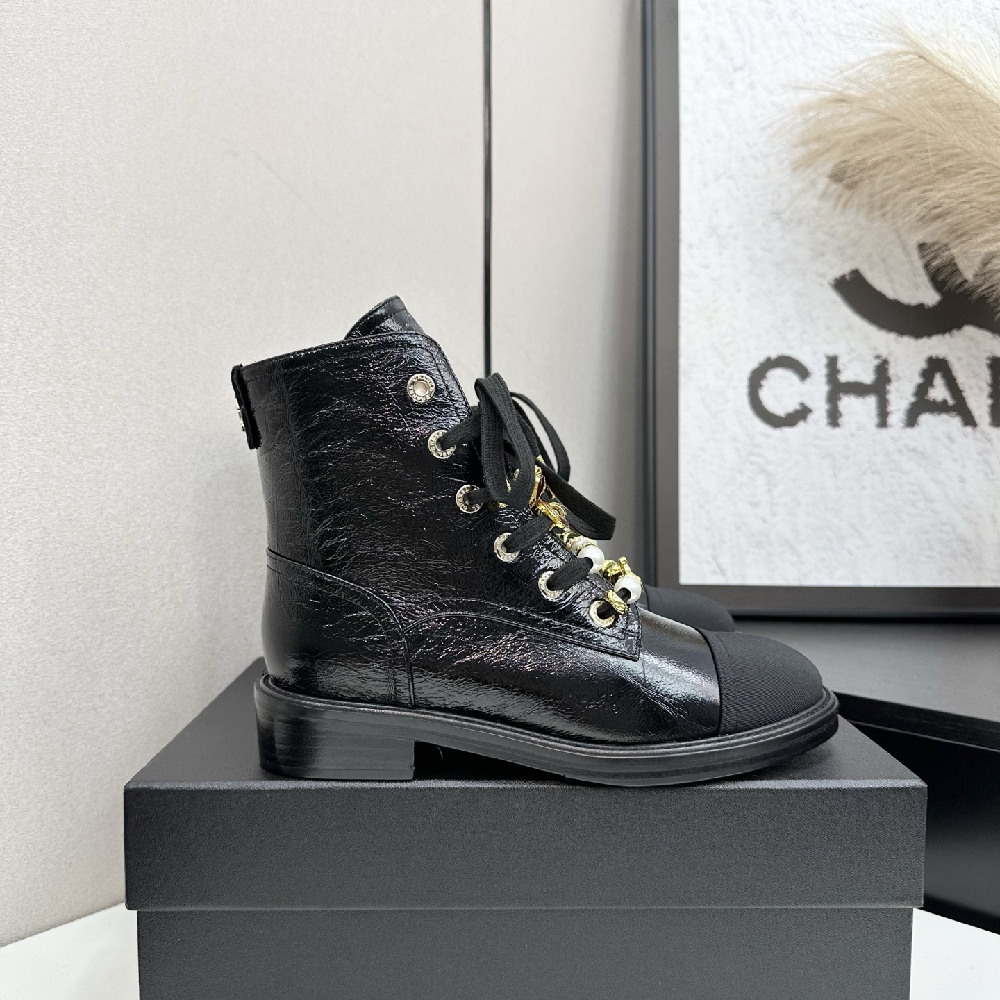 NO:490429,2025 Little Flavor Short Boots, a must-have item for this autumn and winter!  !  Chanel's hot short boots in autumn and winter, Xiaohongshu is highly recommended, and it looks good no matter how you match it. It is a must-have for fashionable things. Chanel's women love simple but irresistible matching to show unique styles of dressing, free mixing and matching shines in place and keep up with the fashionable pace of Grandma Xiang!  !  !  Exquisite details enlarge the original mold opening hardware buckle. Top version purchasing level is created ★The upper is made of top layer cowhide-skin lining, genuine leather sole size 35-39 (ordered by 40/41), boot loafers, chanel, loafers, boots, cowhide, sheepskin, Leather soles198609092025小香短靴,本季秋冬季必备单品！！ 香奈儿秋冬重工爆款短靴 小红书力推款,怎么搭配都好看,时髦精必备,香奈儿女士钟爱简约又难以抗拒搭配展现与众不同的穿搭风格、自由混搭闪耀到位跟紧香奶奶时尚步伐！！！精致细节放大看原版开模五金扣 顶级版本代购级别打造★鞋面采用头层牛皮-羊皮内里,真皮大底 码数35-39（40/41订）,靴子乐福鞋,chanel,loafers,boots,cowhide,sheepskin,Leather soles,Women's Shoes