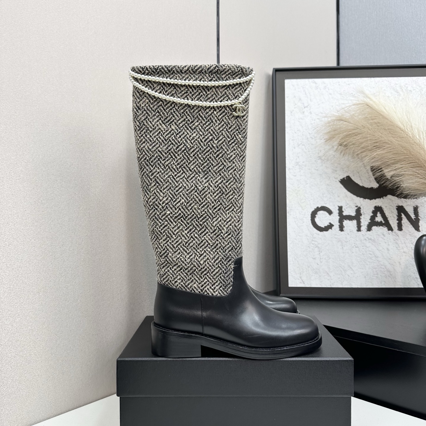 NO:490407,2025 Little Flavor Short Boots, a must-have item for this autumn and winter!  !  Chanel's hot short boots in autumn and winter, Xiaohongshu is highly recommended, and it looks good no matter how you match it. It is a must-have for fashionable things. Chanel's women love simple but irresistible matching to show unique styles of dressing, free mixing and matching are shining in place and keep up with the fashionable pace of Grandma Xiang!  !  !  Exquisite details enlarge the original mold opening hardware buckle. Top version purchasing level is created ★The upper is made of top layer cowhide-skin lining, genuine leather sole. Size 35-39 (ordered by 40/41), boots, chanel, boots, cowhide, sheepskin, Leather soles198609092025小香短靴,本季秋冬季必备单品！！ 香奈儿秋冬重工爆款短靴 小红书力推款,怎么搭配都好看,时髦精必备,香奈儿女士钟爱简约又难以抗拒搭配展现与众不同的穿搭风格、自由混搭闪耀到位跟紧香奶奶时尚步伐！！！精致细节放大看原版开模五金扣 顶级版本代购级别打造★鞋面采用头层牛皮-羊皮内里,真皮大底 码数35-39（40/41订）,靴子,chanel,boots,cowhide,sheepskin,Leather soles,Women's Shoes