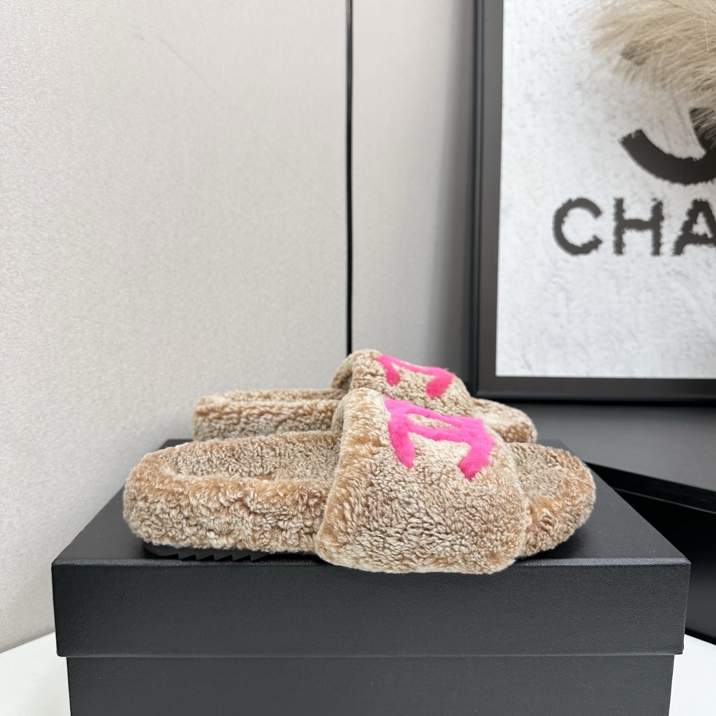 NO:493009,Chanel Xiaoxiangfeng Chanel 2025 new autumn and winter lazy sheep real gradient two-color wool lazy slippers diamond-shaped electric embroidered small fragrant hair drag fabric: Australian imported lamb wool lining: Australian imported lamb wool outsole rubber sole size 35-39 (40.41 customized), fur shoes slippers, chanel, chanel, slippers19860909Chanel小香风香奈儿 2025新款秋冬懒羊羊真渐变双色羊毛懒人拖鞋 菱格电绣小香毛拖 面料: 澳洲进口羊羔毛 內里: 澳洲进口羊羔毛 大底橡胶底 码数35-39（40.41 定做）,毛毛鞋拖鞋,chanel,chanel,slippers,Women's Shoes
