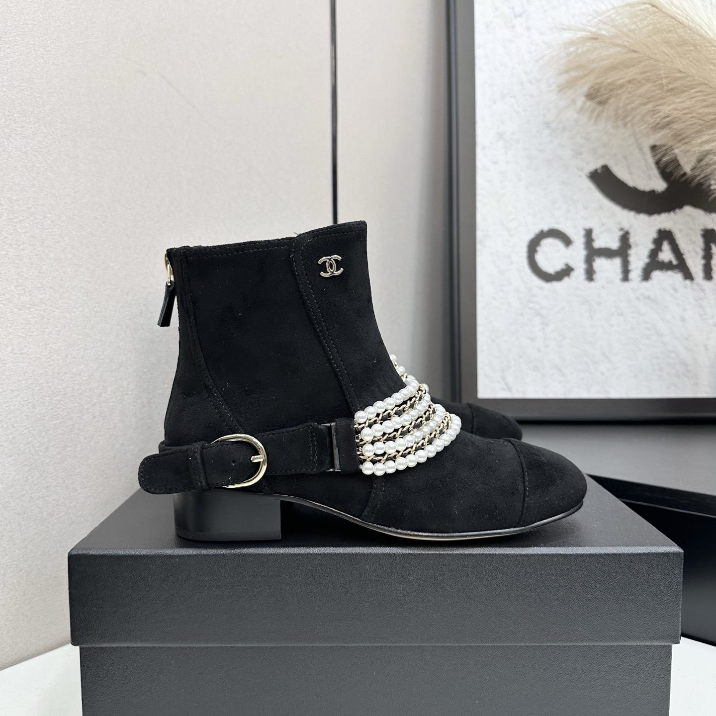 NO:490395,CHANEL Chanel Xiaoxiang 2025 autumn and winter sheepskin short boots new product. The style is also the basic style of Xiangjia short boots, neat and handsome. The upper is made of cowhide, which is super soft and skin-soft, quite broad and full, and handsome!  Soft lambskin inside!  Original outsole of soles Exclusive Top quality 35-39 (customized by 40/41), boots, chanel, chanel, chanel, boots, cowhide, sheepskin19860909CHANEL香奈儿小香2025秋冬羊皮短靴新品 版型也香家短靴基础版型,利落帅气 鞋面用了牛皮,超级柔软的贴肤感,挺阔饱满,帅气拿捏！ 内里柔软小羊皮！ 鞋底原版大底 独家 顶级精品35-39（40/41订做）,靴子,chanel,chanel,chanel,boots,cowhide,sheepskin,Women's Shoes