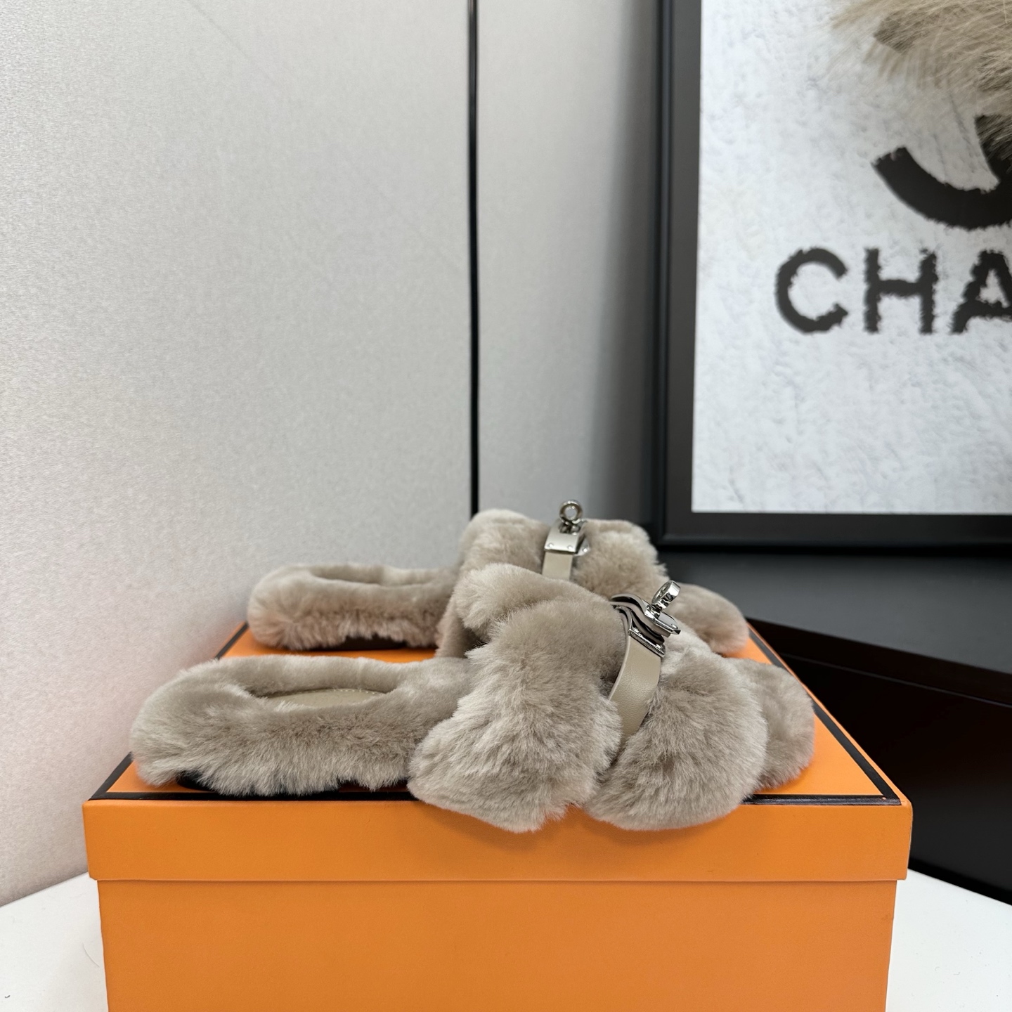 NO:490388,Hermes latest model, versatile black straight fur, can be made without labels [Note without labels - need to be customized] Fashion latest model Teddy wool H-drag autumn and winter flat-sole fur, super versatile warm sole on the feet, the heroine's favorite [Fireworks][Fireworks] 1: Fabric Teddy Sheep genuine leather 2: Lining Teddy Sheep genuine leather 3 tiptoe material Teddy Sheep genuine leather 4: Outsole genuine leather 5 sizes 35-43, [Notes 41, 42, 43 customized], fur shoes and slippers, hermes, slippers, Leather soles19860909爱马仕最新款 百搭黑色直毛 可做无标【注无标-需定做】  时尚潮流最新款泰迪羊毛H拖秋冬款平底毛拖,上脚超百搭暖底,女主们的最爱[烟花][烟花] 1:面料泰迪羊真皮毛 2:里料泰迪羊真皮毛 3踮脚材料泰迪羊真皮毛 4:大底真皮大底 5码数35-43码,【注41、42、43订做】,毛毛鞋拖鞋,hermes,slippers,Leather soles,Women's Shoes