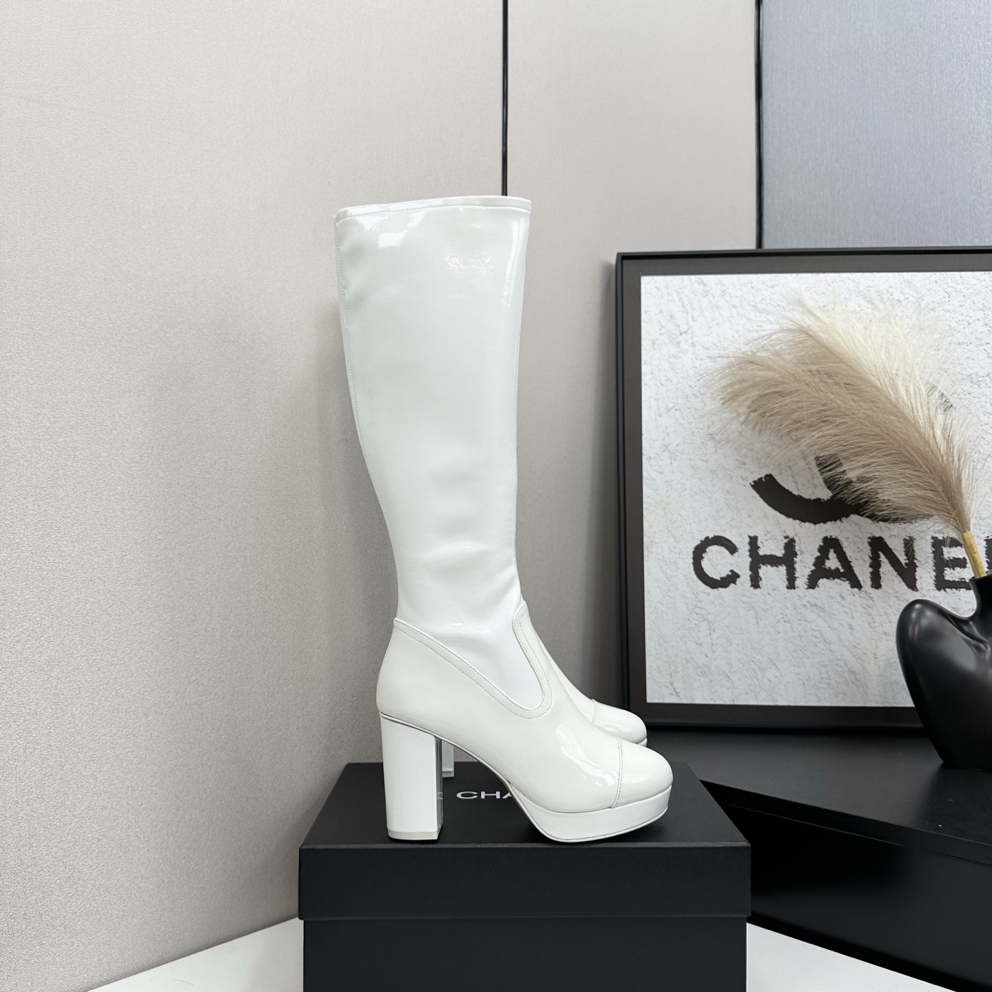 NO:490381,CHANEL｜Xiaoxiang autumn and winter classic elastic boots The best boot on the Internet. The foot feels very comfortable and the leather is super soft. Especially the color is mainly used in autumn and winter. Its appearance is the focus. A versatile item is suitable for any occasion in the autumn and winter wardrobe!  The upper is imported Yangjing, the inner foot pads are all sheepskin Italian A-grade dyed leather outsole Heel height 8cm Size 35-40 (customized by 40/41), boots, chanel, boots, sheepskin, sheep, Leather soles19860909CHANEL｜小香秋冬经典款弹力靴 全网最好穿的一款靴子 脚感很舒适 皮质超级柔软 尤其颜色主打秋冬它的出现就是焦点, 秋冬衣橱中任意场合都适用百搭单品！ 鞋面采用进口羊京 内里垫脚均为羊皮 意大利A级透染真皮大底 跟高8cm 码数35-40（40/41定制）,靴子,chanel,boots,sheepskin,sheep,Leather soles,Women's Shoes