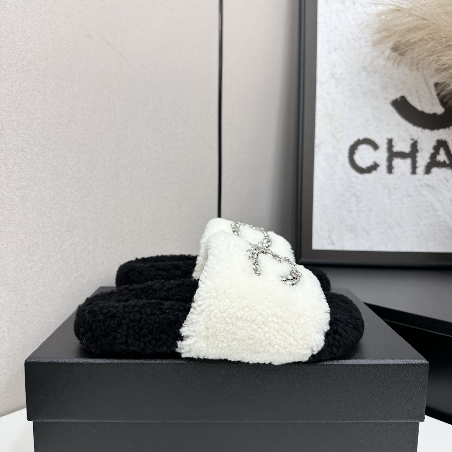 NO:493004,The latest color matching of Xiaoxiangjia hot products in 2025ss official website and Xiaohongshu are launched in a hotly manner, with an upgraded version of the workmanship, high quality!   The latest fashion trend of the latest wool-wool-wool-fitting warm sole on the feet, the heroine's favorite [Fireworks] [Fireworks] Upper wool rubber sole 5 sizes 35-41 sizes, [Note 40+41 custom made], wool shoes and slippers, chanel, slippers198609092025sss官网、小红书同步最新配色小香家爆款火热上线,做工升级版,高品质！  时尚潮流最新款毛毛拖,上脚超百搭暖底,女主们的最爱[烟花][烟花] 鞋面羊毛 橡胶大底 5码数35-41码,【注40+41订做】,毛毛鞋拖鞋,chanel,slippers,Women's Shoes