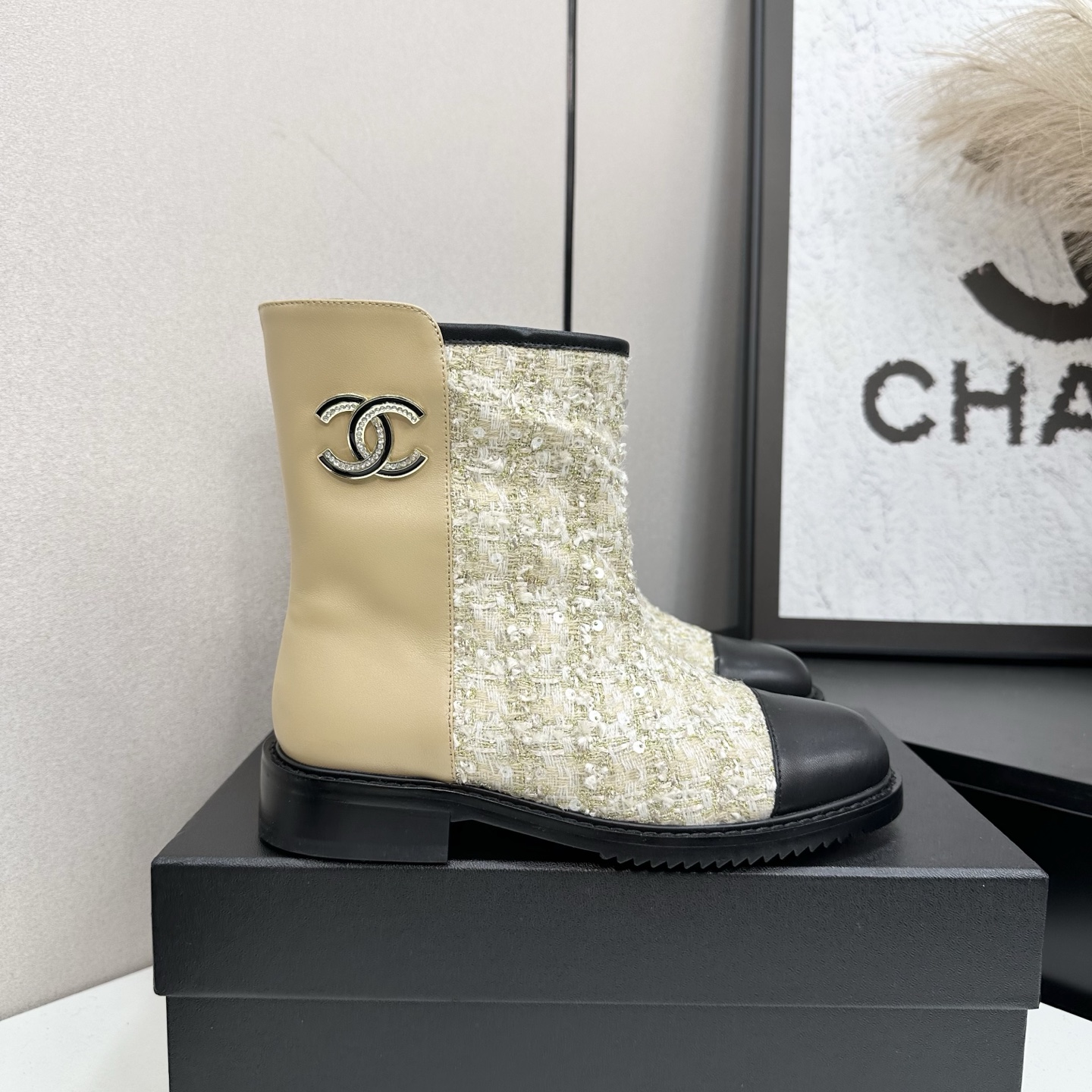 NO:543876,CHANEL Chanel 2025s autumn and winter series one-piece short boots mid-tube boots. The boots are made of Chanel's classic combination. Xiao Meimei likes it very much. This is a popular style created by Chanel this autumn and winter. It is easy to wear and super comfortable. It is a must-have for this autumn and winter. Upper is made of cowhide with fabric. Outsole rubber sole and outsole. Size: 35-40 (40.41 custom-made, no return or replacement), boots, chanel, chanel, boots, cowhide19860909CHANEL 香奈儿2025s秋冬系列一脚蹬短靴中筒靴 靴简沿用了香奈儿的经典搭配,小美美特别喜欢,这是香奈儿今年秋冬打造的爆款,容易上脚,超级舒服,今年秋冬必备款 鞋面材质牛皮配布面 大底橡胶底大底 码数:35-40(40.41定做不退不换）,靴子,chanel,chanel,boots,cowhide,Women's Shoes
