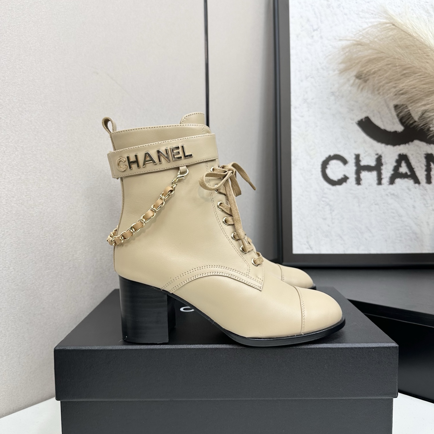 NO:543879,2025 Little Flavor Short Boots, a must-have item for this autumn and winter!  !  Chanel's hot short boots in autumn and winter, Xiaohongshu is highly recommended, and it looks good no matter how you match it. It is a must-have for fashionable things. Chanel's women love simple but irresistible matching to show unique styles of dressing, free mixing and matching are shining in place and keep up with the fashionable pace of Grandma Xiang!  !  !  Exquisite details enlarge the original mold opening hardware buckle, top version purchasing level created ★The upper is made of top layer cowhide-skin lining, rubber Size 35-39 (ordered by 40/41), boots, chanel, boots, cowhide, sheepskin198609092025小香短靴,本季秋冬季必备单品！！ 香奈儿秋冬重工爆款短靴 小红书力推款,怎么搭配都好看,时髦精必备,香奈儿女士钟爱简约又难以抗拒搭配展现与众不同的穿搭风格、自由混搭闪耀到位跟紧香奶奶时尚步伐！！！精致细节放大看原版开模五金扣 顶级版本代购级别打造★鞋面采用头层牛皮-羊皮内里,橡胶 码数35-39（40/41订）,靴子,chanel,boots,cowhide,sheepskin,Women's Shoes