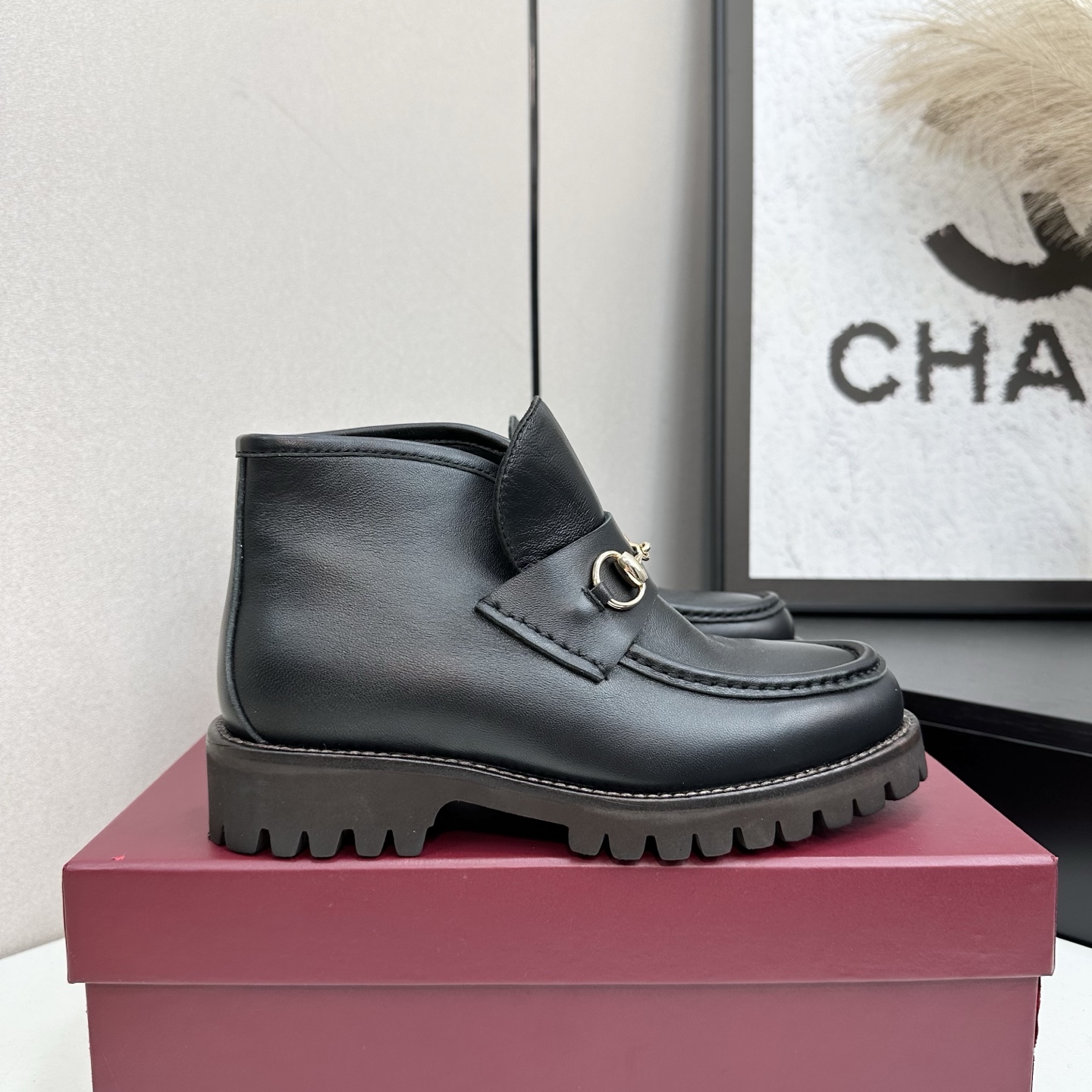 NO:543873,Gucci | Gucci 2025 G-home autumn and winter new product, catwalk style, classic horse-bit Chelsea short boots, high-top shoes main series are finally released, the ruthless product is worth looking forward to!  The original classic creates a new design and is full of high-end feeling!  It is a popular model for bloggers at home and abroad. It is retro and fashionable, with simple dressing and beautiful appearance!  The official website is mainly promoted, new colors continue to be updated. The upper is original specific calfskin/beef lining: imported sheepskin lining, original mold-open custom anti-slip sole, heel height 4.5cm, shoe size: 35-39 (can be customized for 40.41.42), boots, gucci, gucci, gucci, boots, cowhide, sheepskin19860909Gucci | 古驰古奇2025 G家秋冬新品 走秀款 经典马衔扣切尔西短靴 高帮鞋主打系列终于面世,狠货值得期待！原有的经典 创造新设计 高级感十足！国内外博主刷爆的一款,复古又时髦 穿搭简便 上脚美炸了！官网主推,新色持续更新 鞋面原版特定小牛皮/牛猄 内里: 进口羊皮里 大底原版开模定制防滑大底 跟高4.5cm 鞋码: 35-39（40.41.42可定做）,靴子,gucci,gucci,gucci,boots,cowhide,sheepskin,Women's Shoes