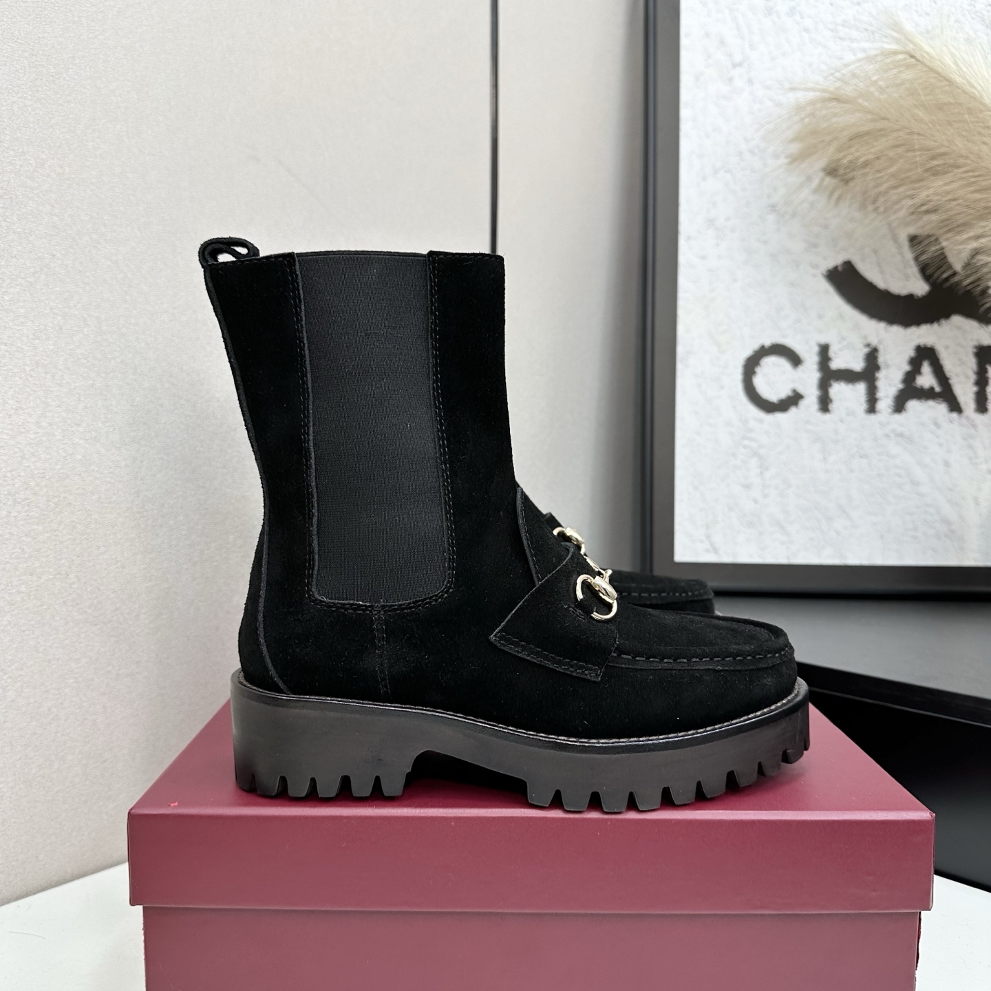 NO:543870,Gucci | Gucci 25 2025 G-home autumn and winter new product, catwalk style, classic horse-bit Chelsea short boots, the main series has finally been released, the ruthless product is worth looking forward to!  Original classics create new designs and purchase level!  Full of high-end feeling!  It is a popular model for bloggers at home and abroad. It is retro and fashionable, with simple dressing and beautiful appearance!  The official website is mainly promoted, new colors continue to be updated. The original calfskin/beef lining: imported sheepskin lining, original mold-open custom anti-slip sole, shoe size: 35-39 (40.41. Custom made), boots, gucci, gucci, gucci, boots, cowhide, sheepskin19860909Gucci | 古驰古奇25 2025 G家秋冬新品 走秀款 经典马衔扣切尔西短靴 主打系列终于面世,狠货值得期待！原有的经典 创造新设计 代购级别！高级感十足！国内外博主刷爆的一款,复古又时髦 穿搭简便 上脚美炸了！官网主推,新色持续更新 鞋面原版特定小牛皮/牛猄 内里: 进口羊皮里 大底原版开模定制防滑大底 鞋码: 35-39（40.41.可定做）,靴子,gucci,gucci,gucci,boots,cowhide,sheepskin,Women's Shoes