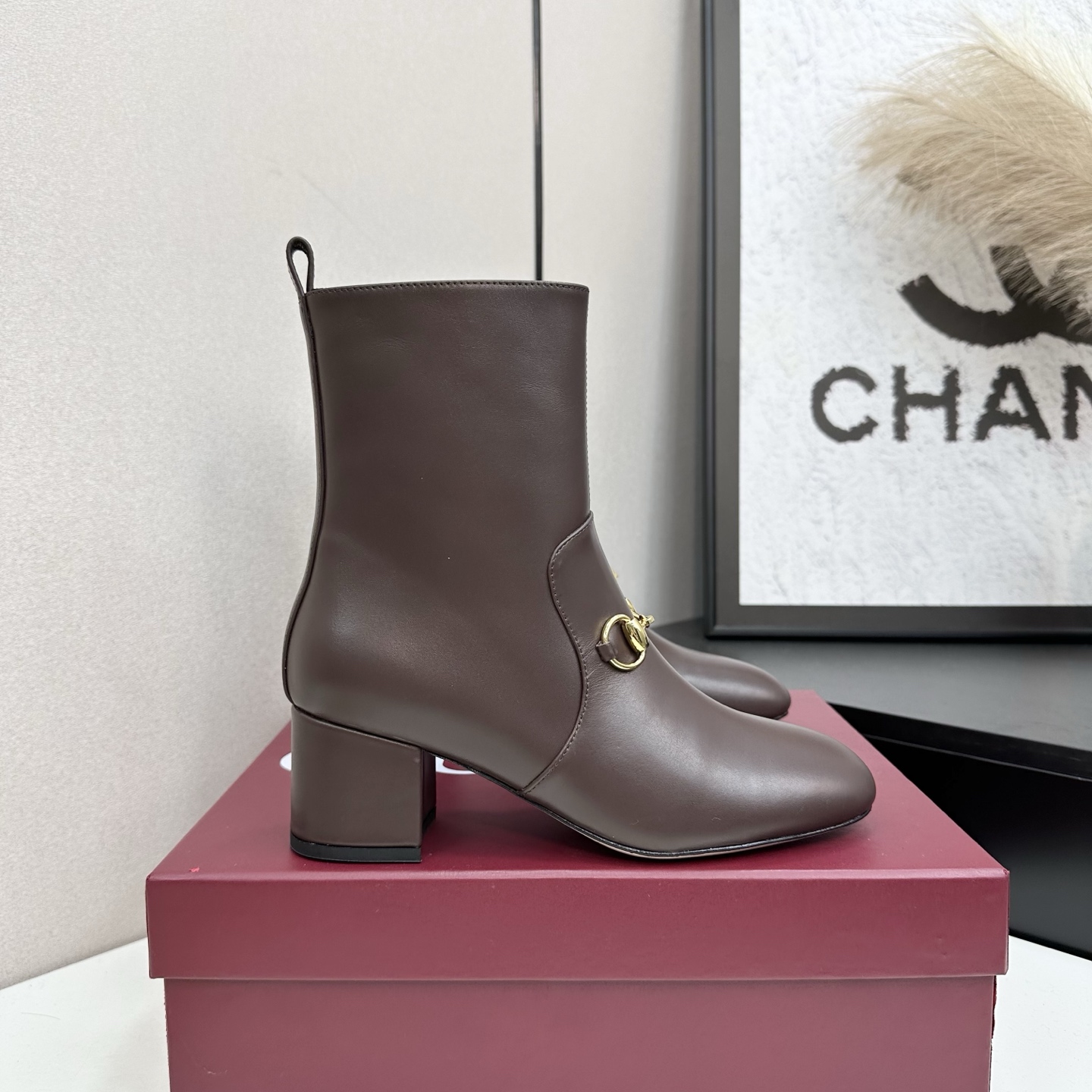 NO:543867,Gucci Gucci 2025G home autumn and winter new classic horse-bit thick-heeled boots. The main series is finally released, and the ruthless product is worth looking forward to!  Original classics create new designs and purchase level!  Full of high-end feeling!  It is a popular model for bloggers at home and abroad. It is retro and fashionable, with simple dressing and beautiful appearance!  The official website is mainly promoted, new colors continue to be updated, original calfskin / cloth upper lining: imported sheepskin lining, outsole, Italian leather outsole, heel height 3.5cm Shoe size: 35-39 (can be customized for 40.41.42), boots, gucci, gucci, gucci, boots, cowhide, sheepskin, Leather soles19860909Gucci 古驰古奇2025G家秋冬新品经典马衔扣粗跟短靴 主打系列终于面世,狠货值得期待！原有的经典 创造新设计 代购级别！高级感十足！国内外博主刷爆的一款,复古又时髦 穿搭简便 上脚美炸了！官网主推,新色持续更新 鞋面原版小牛皮/布面 内里: 进口羊皮里 大底意大利真皮大底 跟高3.5cm 鞋码: 35-39（40.41.42可定做）,靴子,gucci,gucci,gucci,boots,cowhide,sheepskin,Leather soles,Women's Shoes