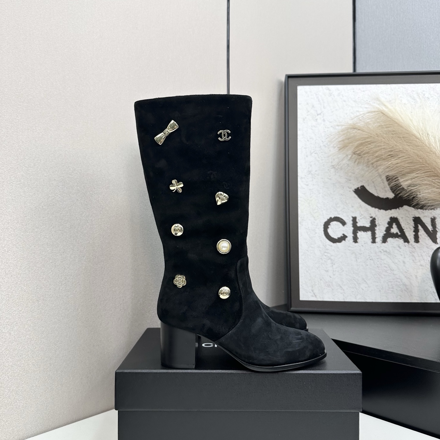 NO:543860,2025 Little Flavor Short Boots, a must-have item for this autumn and winter!  !  Chanel's hot short boots in autumn and winter, Xiaohongshu is highly recommended, and it looks good no matter how you match it. It is a must-have for fashionable things. Chanel's women love simple but irresistible matching to show unique styles of dressing, free mixing and matching are shining in place and keep up with the fashionable pace of Grandma Xiang!  !  !  Exquisite details enlarge the original mold opening hardware buckle. Top version purchasing level is created ★The upper is made of top layer cowhide-skin lining, genuine leather sole. Size 35-39 (ordered by 40/41), boots, chanel, boots, cowhide, sheepskin198609092025小香短靴,本季秋冬季必备单品！！ 香奈儿秋冬重工爆款短靴 小红书力推款,怎么搭配都好看,时髦精必备,香奈儿女士钟爱简约又难以抗拒搭配展现与众不同的穿搭风格、自由混搭闪耀到位跟紧香奶奶时尚步伐！！！精致细节放大看原版开模五金扣 顶级版本代购级别打造★鞋面采用头层牛皮-羊皮内里,真皮底 码数35-39（40/41订）,靴子,chanel,boots,cowhide,sheepskin,Women's Shoes