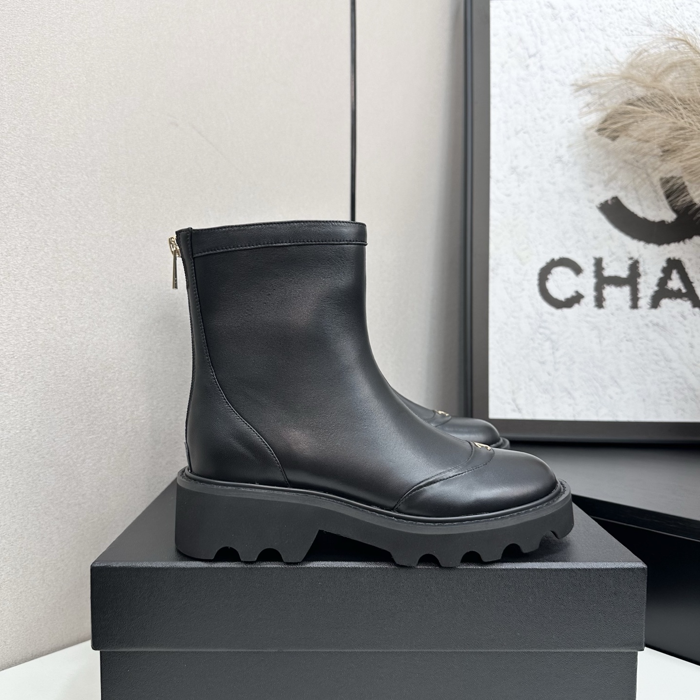 NO:543878,2025 Little Flavor Short Boots, a must-have item for this autumn and winter!  !  Chanel's hot short boots in autumn and winter, Xiaohongshu is highly recommended, and it looks good no matter how you match it. It is a must-have for fashionable things. Chanel's women love simple but irresistible matching to show unique styles of dressing, free mixing and matching are shining in place and keep up with the fashionable pace of Grandma Xiang!  !  !  Exquisite details enlarge the original mold opening hardware buckle. Top version purchasing level is created ★The upper is made of top layer cowhide-skin lining, rubber sole. Size 35-39 (ordered by 40/41), boots, chanel, boots, cowhide, sheepskin198609092025小香短靴,本季秋冬季必备单品！！ 香奈儿秋冬重工爆款短靴 小红书力推款,怎么搭配都好看,时髦精必备,香奈儿女士钟爱简约又难以抗拒搭配展现与众不同的穿搭风格、自由混搭闪耀到位跟紧香奶奶时尚步伐！！！精致细节放大看原版开模五金扣 顶级版本代购级别打造★鞋面采用头层牛皮-羊皮内里,橡胶底 码数35-39（40/41订）,靴子,chanel,boots,cowhide,sheepskin,Women's Shoes