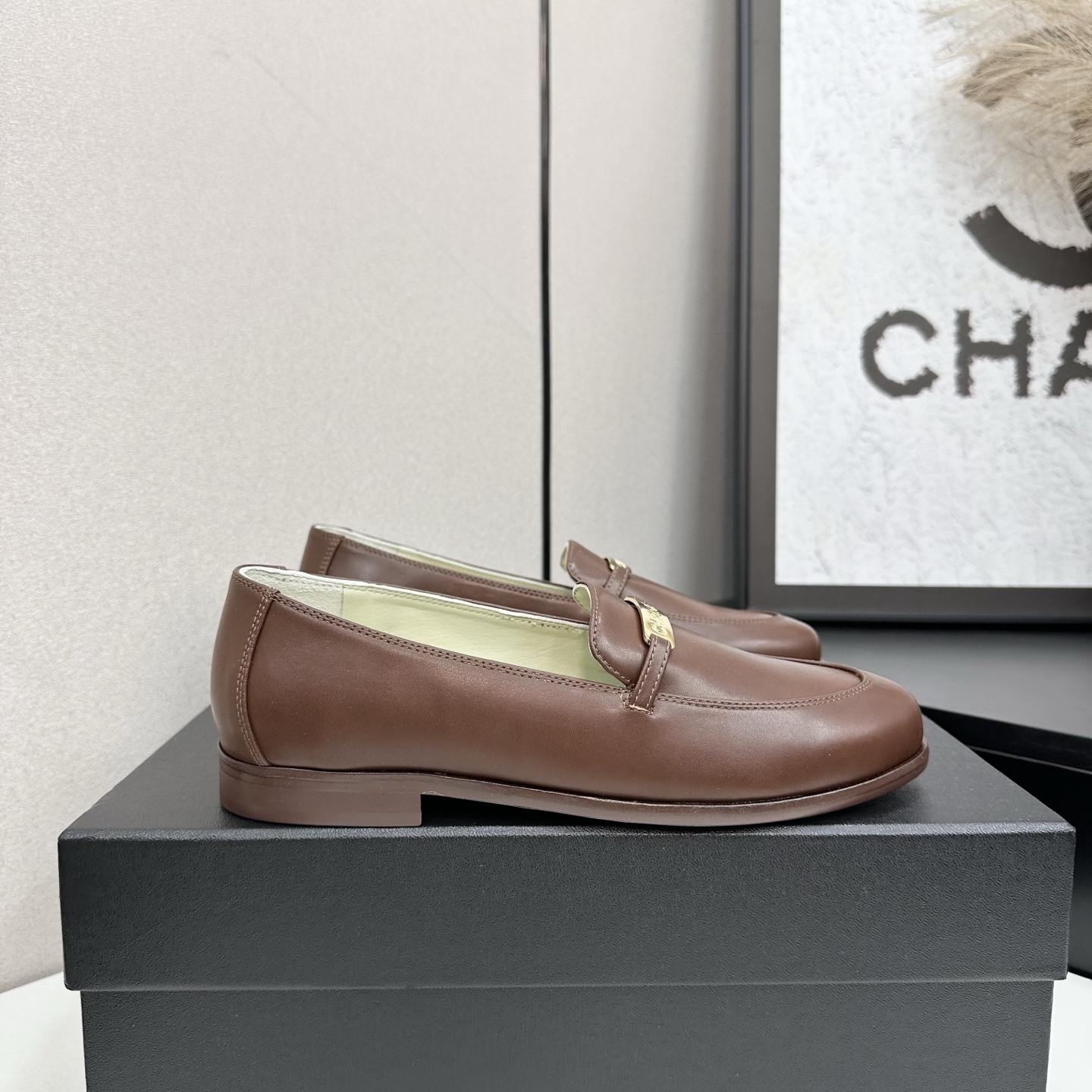 NO:543888,Chanel 25K new loafers This season's loafers are very average, retro, handsome and casual black and gold colors, both worth it. They are completely free of burdens. Upper cowhide, inner sheepskin, genuine leather soles. Size: 35-39. Other sizes are customized, loafers, chanel, loafers, cowhide, sheepskin, Leather soles19860909Chanel 25K新款乐福鞋 这一季的乐福鞋很中规中矩 复古帅气还随性黑金两个颜色 都值得入 搭配完全无负担 鞋面牛皮 内里羊皮 真皮大底 Size:35-39 其它码数定做,乐福鞋,chanel,loafers,cowhide,sheepskin,Leather soles,Women's Shoes