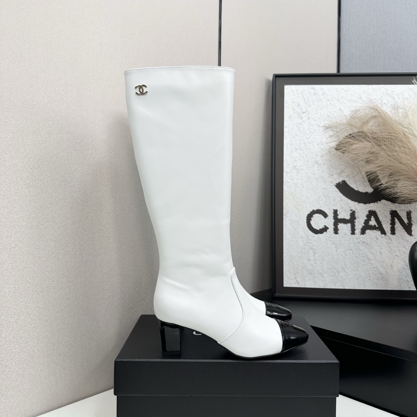 NO:543881,Little fragrance short boots, a must-have item for this autumn and winter!  !  Chanel's hot short boots in autumn and winter, Xiaohongshu is highly recommended, and it looks good no matter how you match it. It is a must-have for fashionable things. Chanel's women love simple but irresistible matching to show unique styles of dressing, free mixing and matching are shining in place and keep up with the fashionable pace of Grandma Xiang!  !  !  Exquisite details enlarge the original mold opening hardware buckle. Top version purchasing level is created. ★ The upper is made of top layer cowhide-skin lining, genuine leather sole. Size 35-39 (ordered by 40/41) Short boots, boots, chanel, boots, cowhide, sheepskin19860909小香短靴,本季秋冬季必备单品！！ 香奈儿秋冬重工爆款短靴 小红书力推款,怎么搭配都好看,时髦精必备,香奈儿女士钟爱简约又难以抗拒搭配展现与众不同的穿搭风格、自由混搭闪耀到位跟紧香奶奶时尚步伐！！！精致细节放大看原版开模五金扣 顶级版本代购级别打造★鞋面采用头层牛皮-羊皮内里,真皮底 码数35-39（40/41订） 短靴长靴,靴子,chanel,boots,cowhide,sheepskin,Women's Shoes
