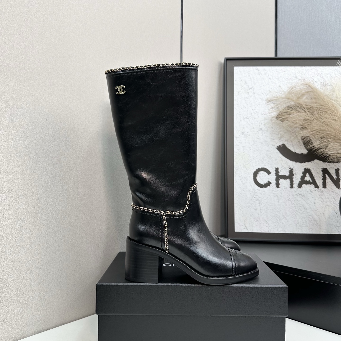 NO:543872,2025 Little Flavor Short Boots, a must-have item for this autumn and winter!  !  Chanel's hot short boots in autumn and winter, Xiaohongshu is highly recommended, and it looks good no matter how you match it. It is a must-have for fashionable things. Chanel's women love simple but irresistible matching to show unique styles of dressing, free mixing and matching are shining in place and keep up with the fashionable pace of Grandma Xiang!  !  !  Exquisite details enlarge the original mold opening hardware buckle. Top version purchasing level is created ★The upper is made of top layer cowhide-skin lining, genuine leather sole. Size 35-39 (ordered by 40/41), boots, chanel, boots, cowhide, sheepskin198609092025小香短靴,本季秋冬季必备单品！！ 香奈儿秋冬重工爆款短靴 小红书力推款,怎么搭配都好看,时髦精必备,香奈儿女士钟爱简约又难以抗拒搭配展现与众不同的穿搭风格、自由混搭闪耀到位跟紧香奶奶时尚步伐！！！精致细节放大看原版开模五金扣 顶级版本代购级别打造★鞋面采用头层牛皮-羊皮内里,真皮底底 码数35-39（40/41订）,靴子,chanel,boots,cowhide,sheepskin,Women's Shoes