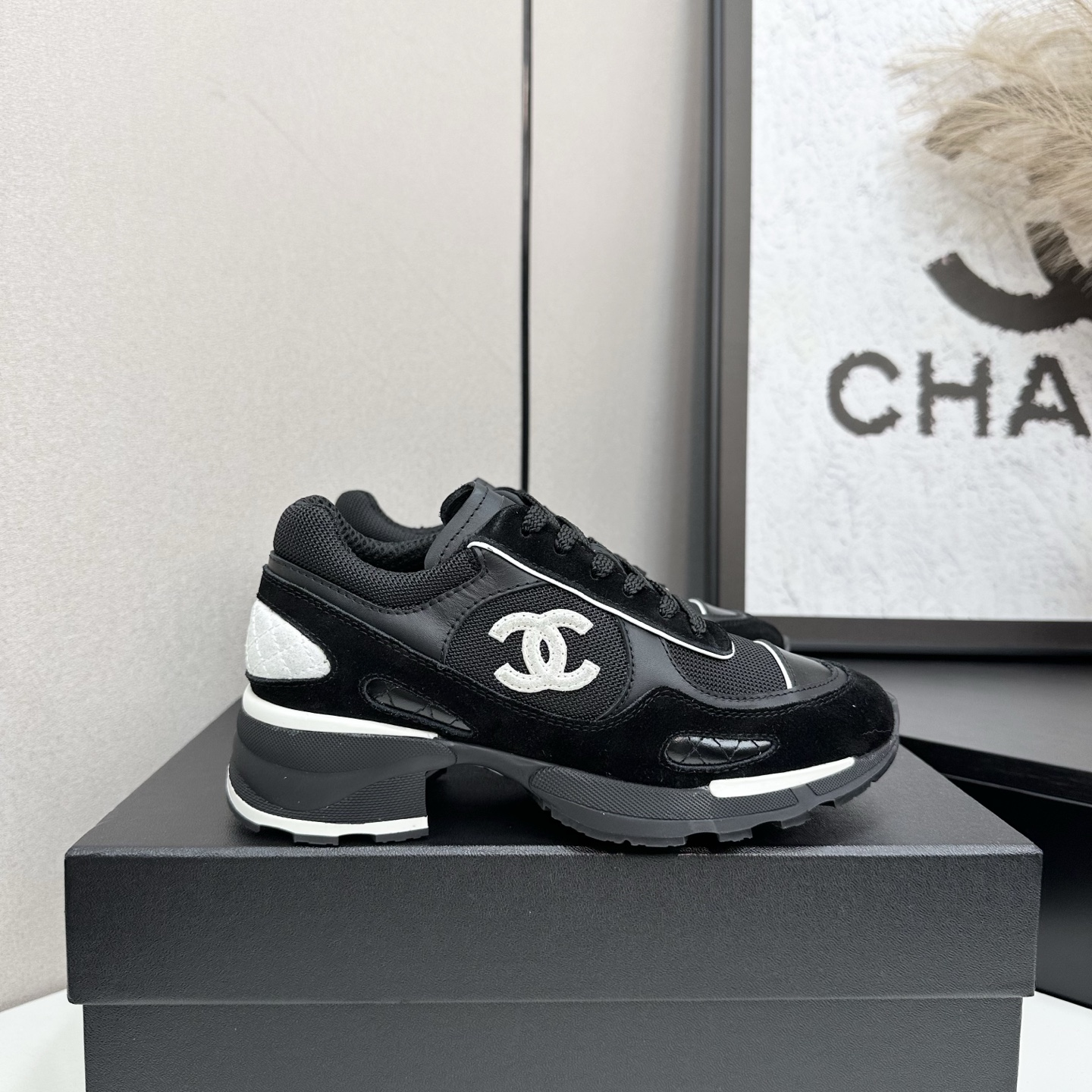 NO:546005,Chanel Chanel Panda Shoes!  Top casual sneakers for counter This classic design; the upper is made of electric embroidery styles; the sole is fashionable and sporty; it is an extraordinary variety of color matching elements... The diversified mix and match is very beautiful and versatile, casual, fashionable, sports, and outdoors can be taken into account... Go material The upper is made of original imported silk cowhide + original tarp + original head cowhide The inner is made of original sheepli + net Outsole based on original TPU combination sole The counter is made of high-quality packaging for women 35–41, casual shoes/sports shoes, chanel, chanel, sneakers, cowhide19860909Chanel香奈儿熊猫鞋！专柜顶级休闲款运动鞋 这款经典设计；鞋面多种工艺电绣的风格；大底却时尚运动；不平凡的拥入了多种配色元素…… 多元化混搭非常好看百搭,休闲,时尚,运动,户外都能兼顾…… Go 材料 鞋面采用 原版进口头层丝绸牛皮+原版防水布+原版头层牛皮 内里采用 原版羊里+网 大底根据 原版TPU组合大底 专柜精品包装全套女35–41,休闲鞋/运动鞋,chanel,chanel,sneakers,cowhide,Women's Shoes