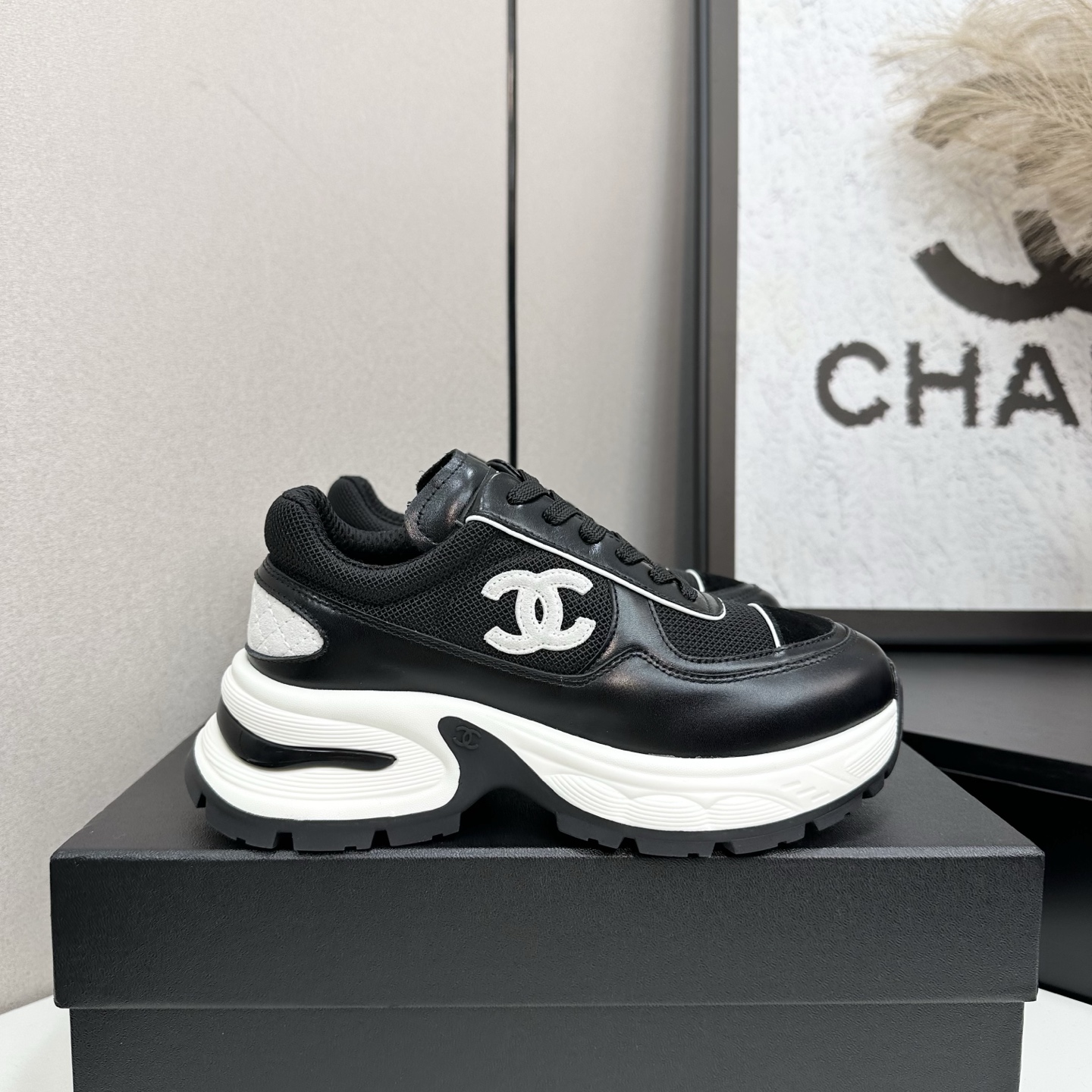 NO:558880,Chanel Chanel panda shoes!  2025 counter top casual sports shoes This classic design; the upper is in the style of electric embroidery with various craftsmanship; the outsole is fashionable and sporty; it incorporates a variety of color matching elements... The diversified mix and match is very good-looking and versatile, casual, fashionable, sports, and outdoor can be taken into account... Go material The upper is made of original imported first-layer silk cowhide + original waterproof cloth + original first-layer cowhide. The lining is made of original sheep lining + mesh outsole based on the original TPU combination outsole.  Counter boutique package complete set for women 35-41, casual shoes/sports shoes, chanel, chanel, sneakers, cowhide19860909Chanel香奈儿熊猫鞋！2025专柜顶级休闲款运动鞋 这款经典设计；鞋面多种工艺电绣的风格；大底却时尚运动；不平凡的拥入了多种配色元素…… 多元化混搭非常好看百搭,休闲,时尚,运动,户外都能兼顾…… Go 材料 鞋面采用 原版进口头层丝绸牛皮+原版防水布+原版头层牛皮 内里采用 原版羊里+网 大底根据 原版TPU组合大底 专柜精品包装全套女35–41,休闲鞋/运动鞋,chanel,chanel,sneakers,cowhide,Women's Shoes