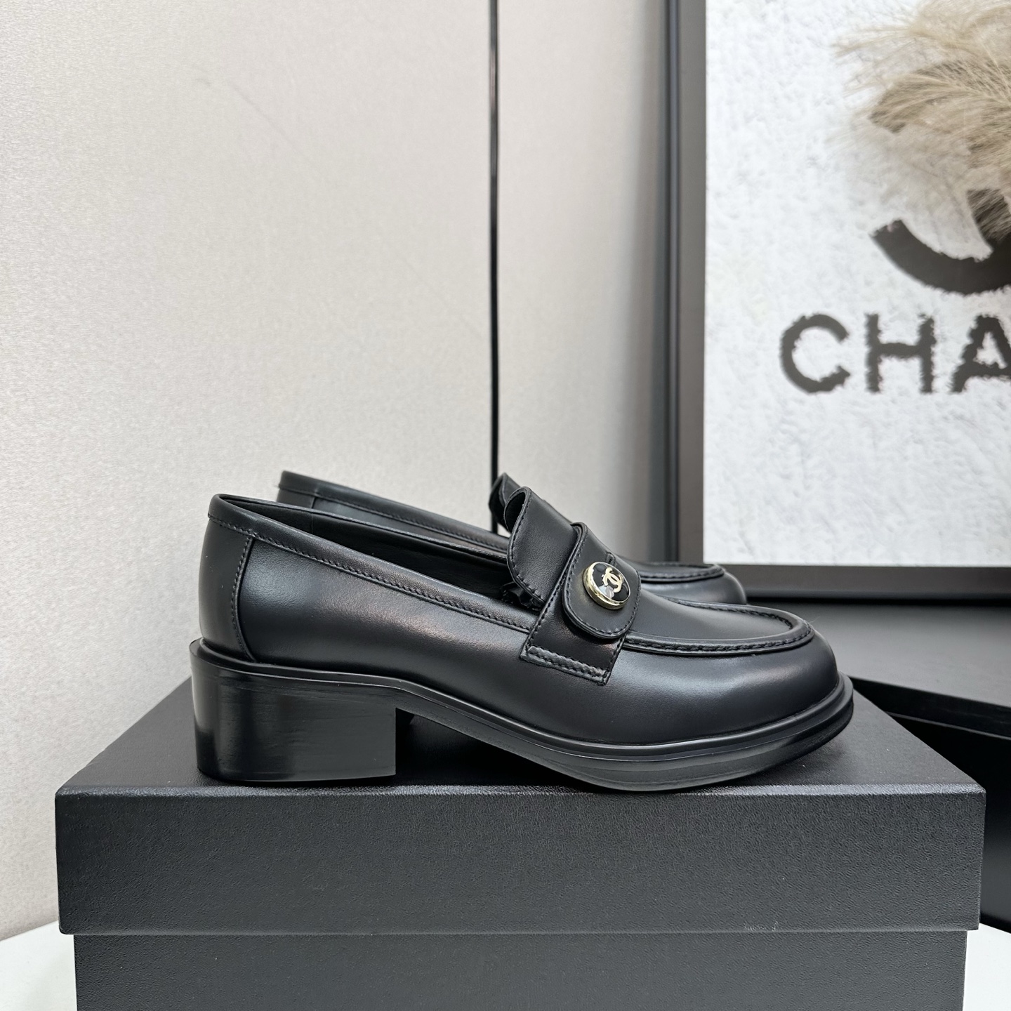 NO:558872,Xiaoxiang is a must-have item for autumn and winter this season!  !  Chanel's autumn and winter heavy industry hot styles are highly recommended by Xiaohongshu. They look good no matter how you match them. They are a must-have for fashion. Ms. Chanel loves simple and irresistible combinations to show her unique dressing style. She can mix and match freely to shine and follow the fashionable steps of her grandma!  !  !  Enlarge the exquisite details to see the original molded hardware buckle. The top version is made at the purchasing level★ The upper is made of original customized cowhide, sheepskin lining, sheepskin feet, original molded leather outsole, code number 35-39 (customized 40, 41, single shoes, chanel, cowhide, sheepskin, Leather soles19860909小香 本季秋冬季必备单品！！ 香奈儿秋冬重工爆款 小红书力推款,怎么搭配都好看,时髦精必备,香奈儿女士钟爱简约又难以抗拒系搭配展现与众不同的穿搭风格、自由混搭闪耀到位跟紧香奶奶时尚步伐！！！精致细节放大看原版开模五金扣 顶级版本代购级别打造★鞋面采用原版定制牛皮,羊皮内里,羊皮垫脚,原版开模真皮大底,码数35-39（40、41定做,单鞋,chanel,cowhide,sheepskin,Leather soles,Women's Shoes