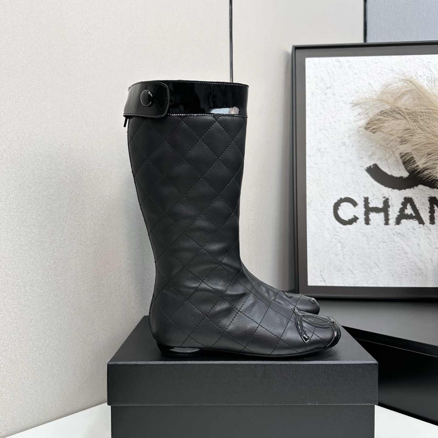 NO:562018,2025 Xiaoxiang short boots, a must-have item for this autumn and winter!  !  Chanel's autumn and winter heavy industry popular short boots are highly recommended by Xiaohongshu. They look good no matter how you match them. They are a must-have for fashion. Ms. Chanel loves simple and irresistible combinations to show her unique dressing style. She can mix and match freely to shine and follow the fashionable steps of her grandma!  !  !  Exquisite details. Zoom in to see the original molded hardware buckle. The top version is made at the purchasing level. ★The upper is made of first-layer cowhide-sheepskin lining, rubber sole. Size 35-39 (order 40/41), boots, chanel, boots, cowhide, sheepskin.198609092025小香短靴,本季秋冬季必备单品！！ 香奈儿秋冬重工爆款短靴 小红书力推款,怎么搭配都好看,时髦精必备,香奈儿女士钟爱简约又难以抗拒搭配展现与众不同的穿搭风格、自由混搭闪耀到位跟紧香奶奶时尚步伐！！！精致细节放大看原版开模五金扣 顶级版本代购级别打造★鞋面采用头层牛皮-羊皮内里,橡胶底 码数35-39（40/41订）,靴子,chanel,boots,cowhide,sheepskin,Women's Shoes