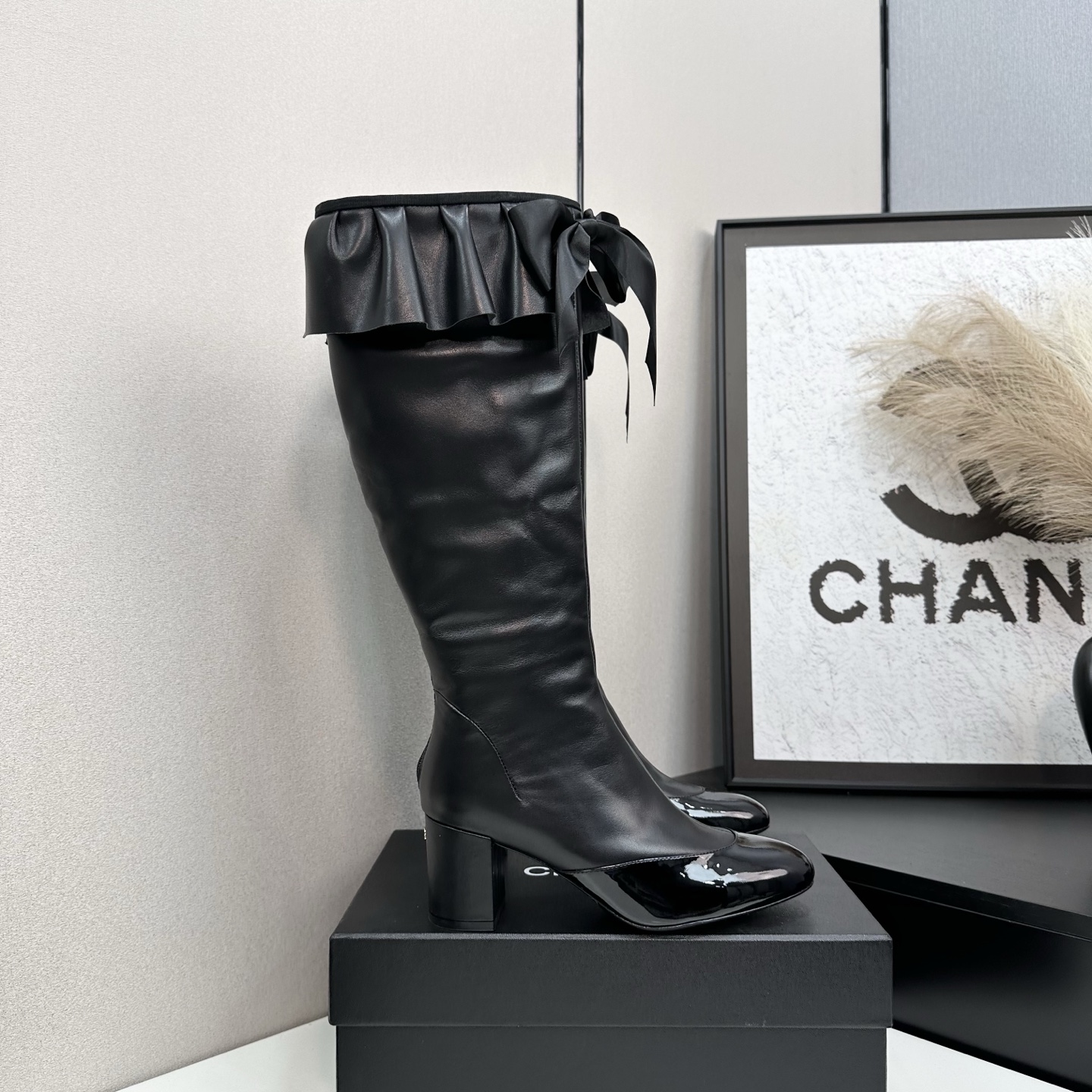 NO:562009,2025 Xiaoxiang short boots, a must-have item for this autumn and winter!  !  Chanel's autumn and winter heavy industry popular short boots are highly recommended by Xiaohongshu. They look good no matter how you match them. They are a must-have for fashion. Ms. Chanel loves simple and irresistible combinations to show her unique dressing style. She can mix and match freely to shine and follow the fashionable steps of her grandma!  !  !  Exquisite details. Zoom in to see the original molded hardware buckle. The top version is made at the purchasing level. ★The upper is made of first-layer cowhide-sheepskin lining, genuine leather sole. Size 35-39 (order 40/41), boots, chanel, boots, cowhide, sheepskin.198609092025小香短靴,本季秋冬季必备单品！！ 香奈儿秋冬重工爆款短靴 小红书力推款,怎么搭配都好看,时髦精必备,香奈儿女士钟爱简约又难以抗拒搭配展现与众不同的穿搭风格、自由混搭闪耀到位跟紧香奶奶时尚步伐！！！精致细节放大看原版开模五金扣 顶级版本代购级别打造★鞋面采用头层牛皮-羊皮内里,真皮底底 码数35-39（40/41订）,靴子,chanel,boots,cowhide,sheepskin,Women's Shoes