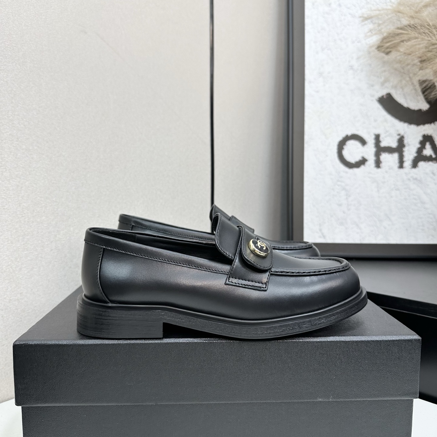 NO:562002,2025 Xiaoxiang is a must-have item for autumn and winter this season!  !  Chanel's autumn and winter heavy industry hot styles are highly recommended by Xiaohongshu. They look good no matter how you match them. They are a must-have for fashion. Ms. Chanel loves simple and irresistible combinations to show her unique dressing style. She can mix and match freely to shine and follow the fashionable steps of her grandma!  !  !  Exquisite details. Zoom in to see the original molded hardware buckle. The top version is made at the purchasing level★ The upper is made of original customized cowhide, sheepskin lining, sheepskin feet, original molded leather outsole, code number 35-39 (customized 40, 41 P, boots, chanel, boots, cowhide, sheepskin, Leather soles198609092025小香 本季秋冬季必备单品！！ 香奈儿秋冬重工爆款 小红书力推款,怎么搭配都好看,时髦精必备,香奈儿女士钟爱简约又难以抗拒系搭配展现与众不同的穿搭风格、自由混搭闪耀到位跟紧香奶奶时尚步伐！！！精致细节放大看原版开模五金扣 顶级版本代购级别打造★鞋面采用原版定制牛皮,羊皮内里,羊皮垫脚,原版开模真皮大底,码数35-39（40、41定做 P,靴子,chanel,boots,cowhide,sheepskin,Leather soles,Women's Shoes