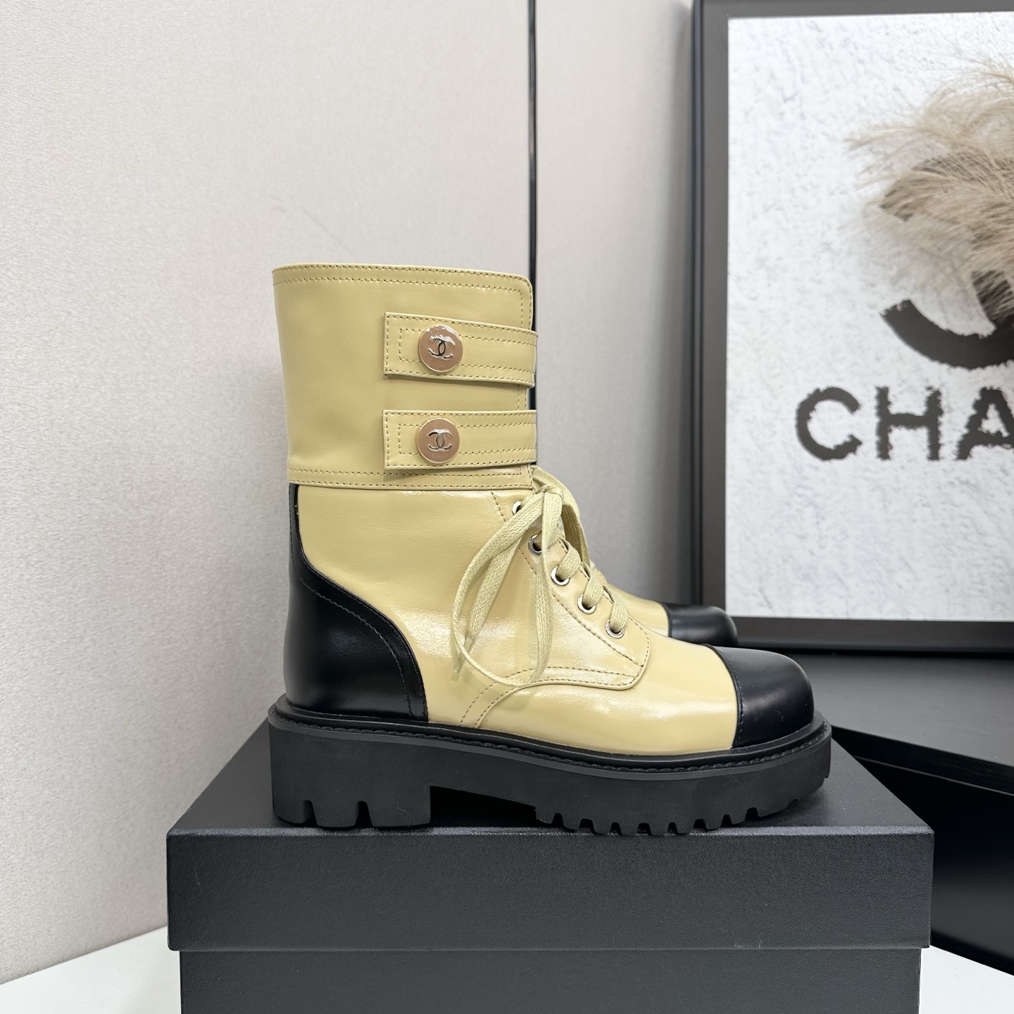 NO:561998,2025 Xiaoxiang short boots, a must-have item for this autumn and winter!  !  Chanel's autumn and winter heavy industry popular short boots are highly recommended by Xiaohongshu. They look good no matter how you match them. They are a must-have for fashion. Ms. Chanel loves simple and irresistible combinations to show her unique dressing style. She can mix and match freely to shine and follow the fashionable steps of her grandma!  !  !  Exquisite details. Zoom in to see the original molded hardware buckle. The top version is made at the purchasing level. ★The upper is made of first-layer cowhide-sheepskin lining, rubber sole. Size 35-39 (order 40/41), boots, chanel, boots, cowhide, sheepskin.198609092025小香短靴,本季秋冬季必备单品！！ 香奈儿秋冬重工爆款短靴 小红书力推款,怎么搭配都好看,时髦精必备,香奈儿女士钟爱简约又难以抗拒搭配展现与众不同的穿搭风格、自由混搭闪耀到位跟紧香奶奶时尚步伐！！！精致细节放大看原版开模五金扣 顶级版本代购级别打造★鞋面采用头层牛皮-羊皮内里,橡胶底 码数35-39（40/41订）,靴子,chanel,boots,cowhide,sheepskin,Women's Shoes