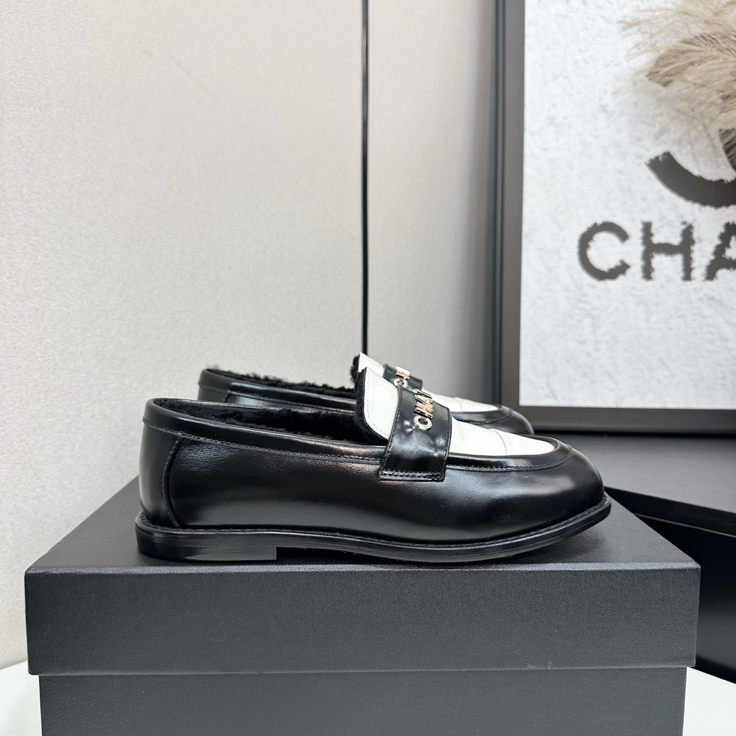 NO:562006,Xiaoxiang short boots, a must-have item for autumn and winter this season!  !  Chanel's autumn and winter heavy industry popular short boots are highly recommended by Xiaohongshu. They look good no matter how you match them. They are a must-have for fashion. Ms. Chanel loves simple and irresistible combinations to show her unique dressing style. She can mix and match freely to shine and follow the fashionable steps of her grandma!  !  !  Enlarge the exquisite details to see the original molded hardware buckle. The top version is made at the purchasing level. ★The upper is made of first-layer cowhide-sheepskin lining, genuine leather bottom. Size 35-39 (order 40/41). Leather lining, boots, chanel, boots, cowhide, sheepskin.19860909小香短靴,本季秋冬季必备单品！！ 香奈儿秋冬重工爆款短靴 小红书力推款,怎么搭配都好看,时髦精必备,香奈儿女士钟爱简约又难以抗拒搭配展现与众不同的穿搭风格、自由混搭闪耀到位跟紧香奶奶时尚步伐！！！精致细节放大看原版开模五金扣 顶级版本代购级别打造★鞋面采用头层牛皮-羊皮内里,真皮底 码数35-39（40/41订） 皮里毛里,靴子,chanel,boots,cowhide,sheepskin,Women's Shoes