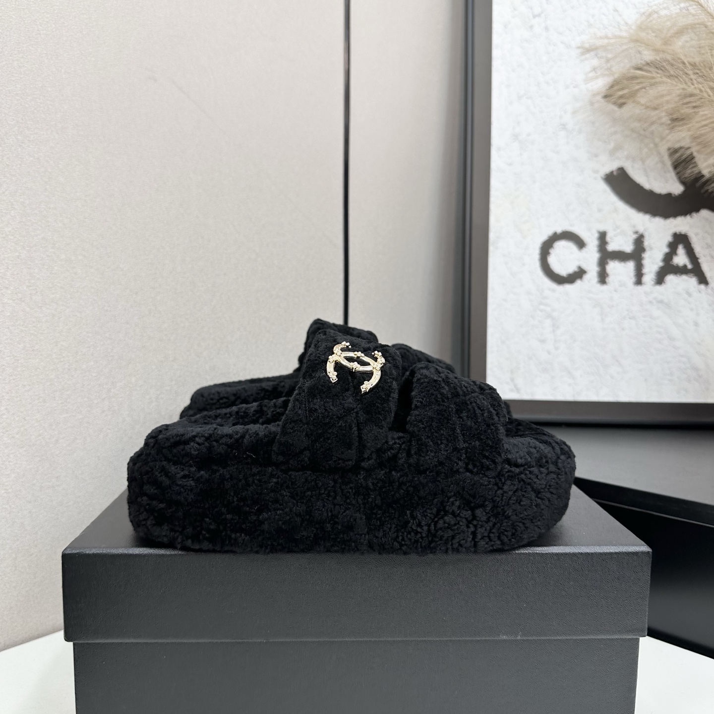 NO:561989,Chanel Xiaoxiangfeng Chanel 2025 new autumn and winter lazy sheep real wool lazy slippers Xiaoxiang rhombus thick-soled wool slippers Fabric: Australian imported lamb wool Lining: Sheepskin outsole rubber sole Size 35-39 (40.41 customized), fur shoes and slippers, chanel, chanel, slippers, sheepskin19860909Chanel小香风香奈儿 2025新款秋冬懒羊羊真羊毛懒人拖 小香菱格厚底毛拖 面料: 澳洲进口羊羔毛 內里: 羊皮 大底橡胶底 码数35-39（40.41 定做）,毛毛鞋拖鞋,chanel,chanel,slippers,sheepskin,Women's Shoes