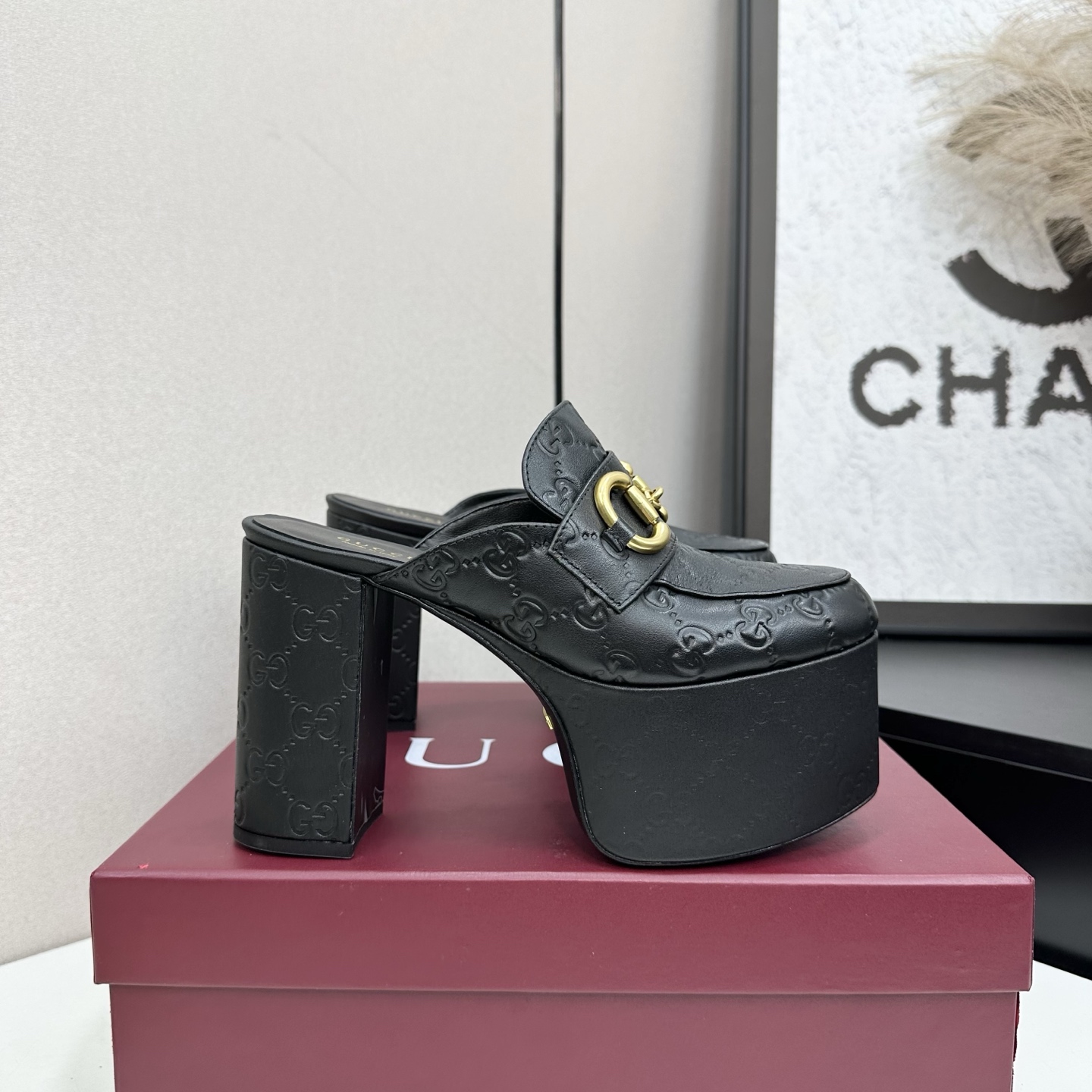 NO:561984,2025 new early spring Gucci series thick-heeled platform toe-toe Mule slippers [year-end sprint] the highest version of Mule slippers ———————————— As an outstanding representative of design heritage, the horsebit series loafers vividly highlight the classic and elegant style. This shoe is made of brand logo letter letter pattern canvas, inlaid with multi-faceted rhinestones to achieve a timeless classic. This shoe is made of soft material, with exquisite and smooth corridor shape, highlighting daily elegance. The fabric is original imported cowhide. Lining/foot pads: sheepskin lining  Heel height 11.6cm, water platform 6cm, outsole, original Italian leather sole, size 35-41 (40, 41 customized, non-refundable), full set of green packaging at the packaging counter, half-drag high heels, gucci, loafers, high heels, slippers, cowhide, sheepskin198609092025早春新款Gucci 系列粗跟水台包头穆勒拖鞋【年底冲刺】最高版慕勒便鞋 ——————————— 作为设计传承的杰出代表,马衔扣系列乐福鞋生动彰显经典优雅格调.这款鞋履采用品牌标志信字母图案帆布,镶饰多刻面水钻成就隽永经典这款鞋材质柔软,廊形精致流畅,彰显日常优雅风范,  面料原版进口牛皮 内里／垫脚:羊皮里 跟高11.6cm水台6cm 大底原版意大利真皮底 尺码35-41（40、41定做不退换） 包装专柜全套绿色包装,半拖高跟鞋,gucci,loafers,high heels,slippers,cowhide,sheepskin,Women's Shoes