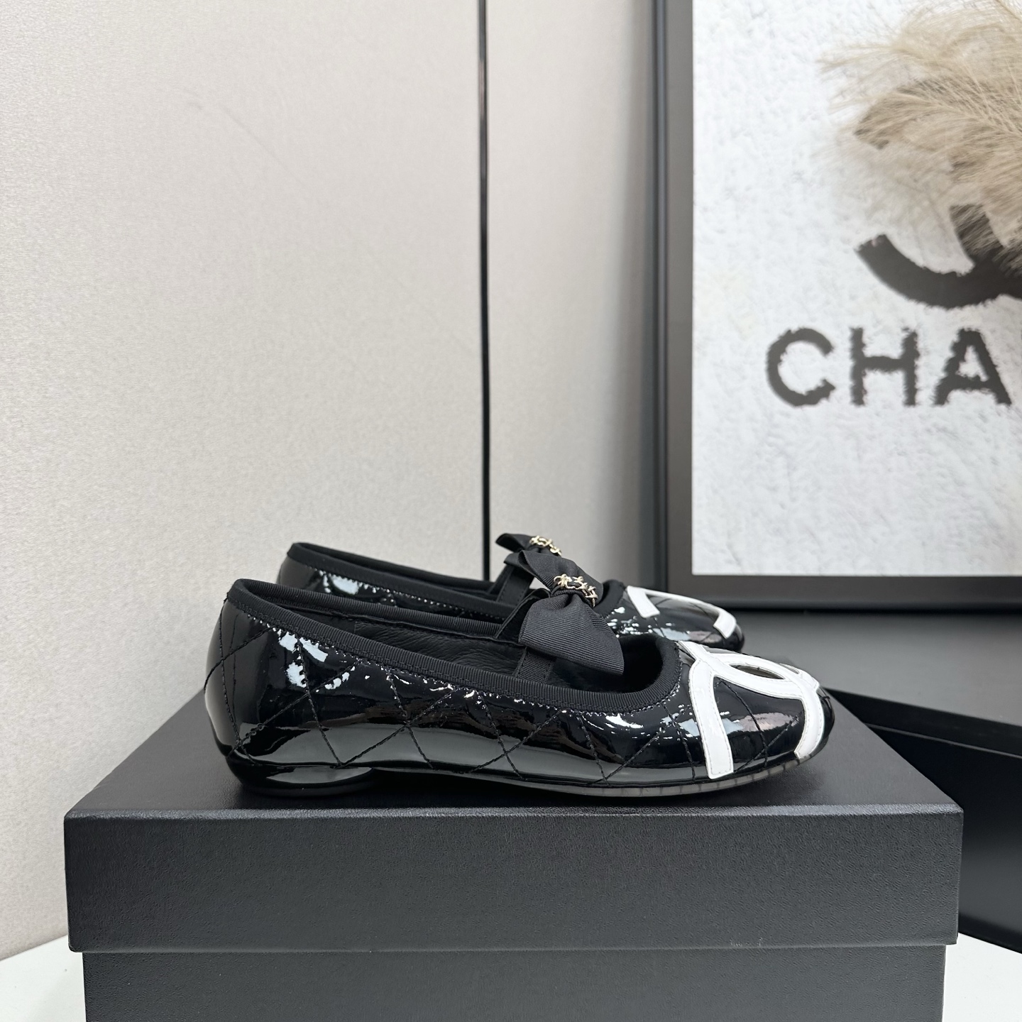 NO:561979,2025 Xiaoxiang, a must-have item for autumn and winter this season!  !  Chanel's most popular shoes for autumn and winter are highly recommended by Xiaohongshu. They look good no matter how you match them, and they are a must-have for fashion. Ms. Chanel loves simplicity and is irresistible to match them to show her unique style. She can mix and match freely to shine and follow the fashionable steps of her grandma!  !  !  Exquisite details. Zoom in to see the original molded hardware buckle. The top version is made at the purchasing level. ★The upper is made of first-layer cowhide-sheepskin lining, genuine leather bottom. Size 35-39 (order 40/41), single shoes, chanel, cowhide, sheepskin.198609092025小香,本季秋冬季必备单品！！ 香奈儿秋冬重工爆款单鞋 小红书力推款,怎么搭配都好看,时髦精必备,香奈儿女士钟爱简约又难以抗拒搭配展现与众不同的穿搭风格、自由混搭闪耀到位跟紧香奶奶时尚步伐！！！精致细节放大看原版开模五金扣 顶级版本代购级别打造★鞋面采用头层牛皮-羊皮内里,真皮底 码数35-39（40/41订）,单鞋,chanel,cowhide,sheepskin,Women's Shoes