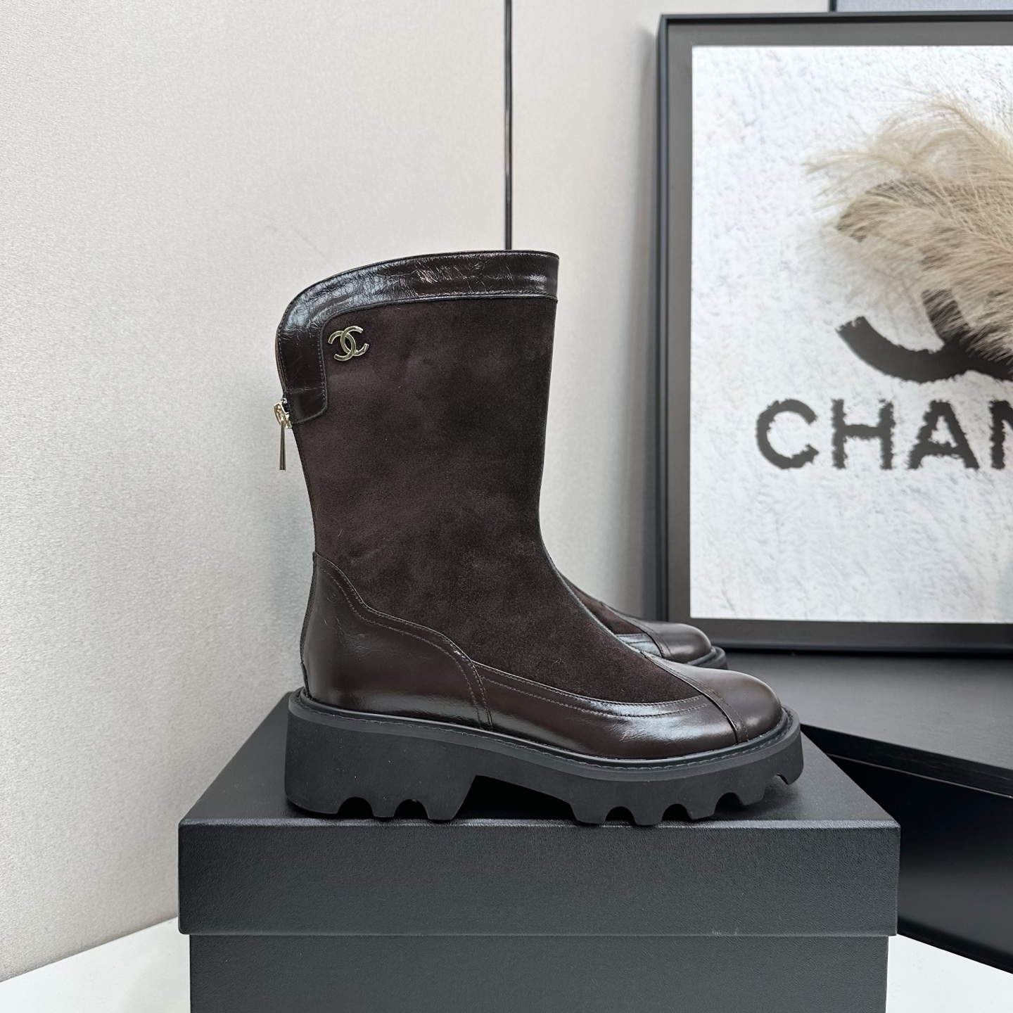 NO:561973,2025 Xiaoxiang short boots, a must-have item for this autumn and winter!  !  Chanel's autumn and winter heavy industry popular short boots are highly recommended by Xiaohongshu. They look good no matter how you match them. They are a must-have for fashion. Ms. Chanel loves simple and irresistible combinations to show her unique dressing style. She can mix and match freely to shine and follow the fashionable steps of her grandma!  !  !  Exquisite details. Zoom in to see the original molded hardware buckle. The top version is made at the purchasing level. ★The upper is made of first-layer cowhide-sheepskin lining, rubber sole. Size 35-39 (order 40/41), boots, chanel, boots, cowhide, sheepskin.198609092025小香短靴,本季秋冬季必备单品！！ 香奈儿秋冬重工爆款短靴 小红书力推款,怎么搭配都好看,时髦精必备,香奈儿女士钟爱简约又难以抗拒搭配展现与众不同的穿搭风格、自由混搭闪耀到位跟紧香奶奶时尚步伐！！！精致细节放大看原版开模五金扣 顶级版本代购级别打造★鞋面采用头层牛皮-羊皮内里,橡胶底 码数35-39（40/41订）,靴子,chanel,boots,cowhide,sheepskin,Women's Shoes