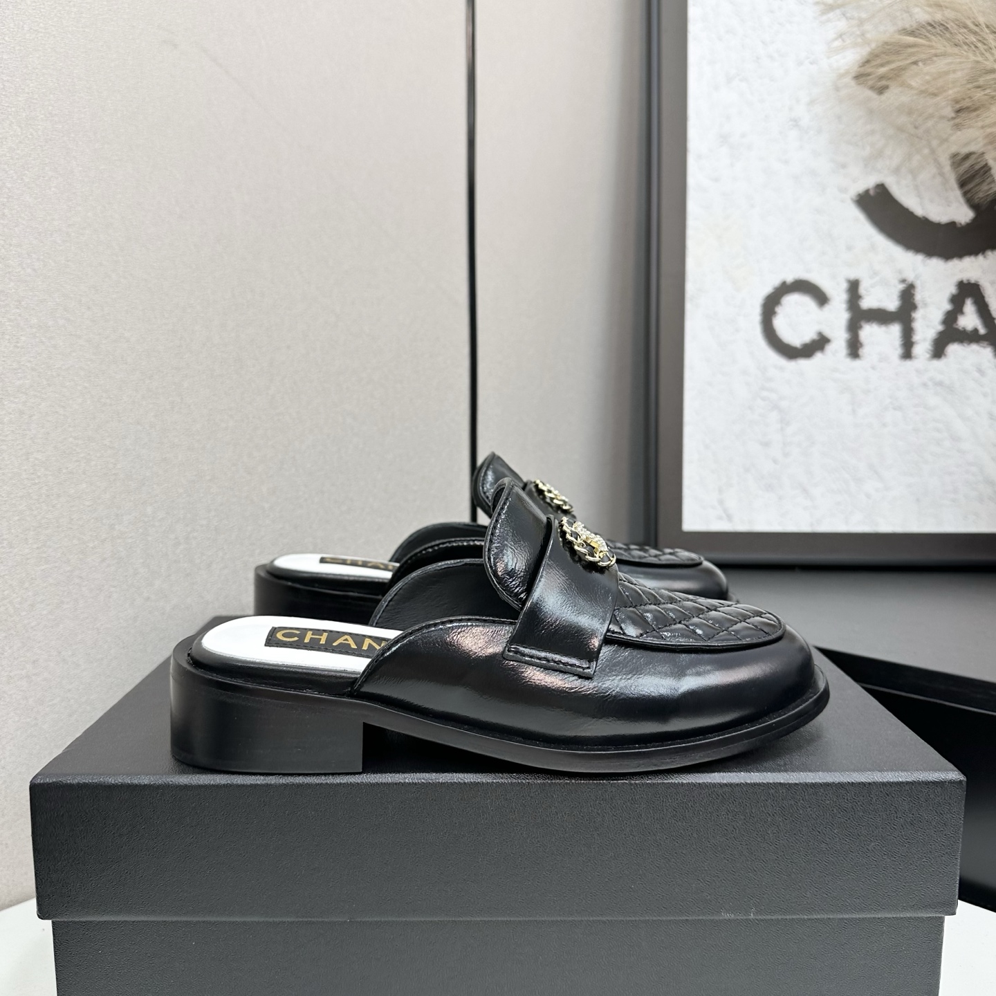 NO:561961,Xiaoxiang is a must-have item for autumn and winter this season!  !  Chanel's autumn and winter heavy industry hot styles are highly recommended by Xiaohongshu. They look good no matter how you match them. They are a must-have for fashion. Ms. Chanel loves simple and irresistible combinations to show her unique dressing style. She can mix and match freely to shine and follow the fashionable steps of her grandma!  !  !  Enlarge the exquisite details to see the original molded hardware buckle. The top version is made at the purchasing level★ The upper is made of original customized cowhide, sheepskin lining, sheepskin feet, original molded leather outsole, size 35-39 (customized 40, 41) slippers, half-slippers, chanel, slippers, cowhide, sheepskin, Leather soles19860909小香 本季秋冬季必备单品！！ 香奈儿秋冬重工爆款 小红书力推款,怎么搭配都好看,时髦精必备,香奈儿女士钟爱简约又难以抗拒系搭配展现与众不同的穿搭风格、自由混搭闪耀到位跟紧香奶奶时尚步伐！！！精致细节放大看原版开模五金扣 顶级版本代购级别打造★鞋面采用原版定制牛皮,羊皮内里,羊皮垫脚,原版开模真皮大底,码数35-39（40、41定做 拖鞋单鞋,半拖,chanel,slippers,cowhide,sheepskin,Leather soles,Women's Shoes