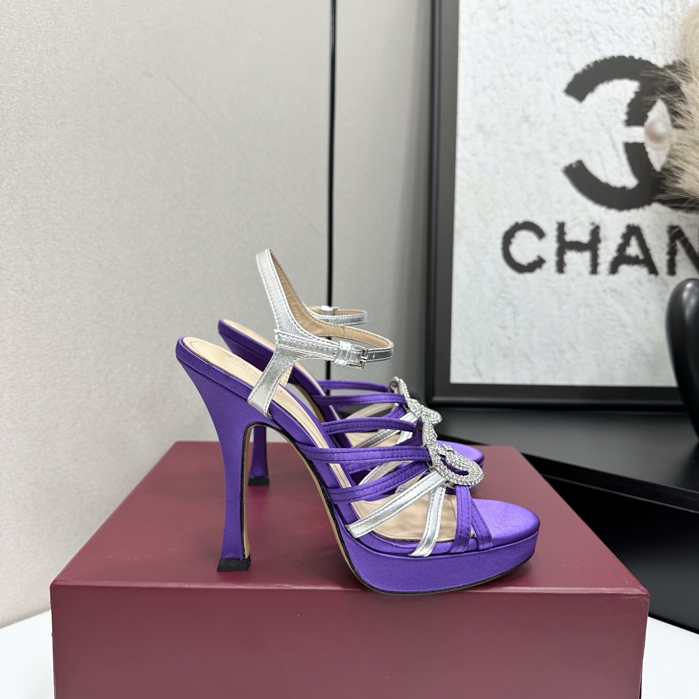 NO:710949,2026 new spring new Gucci early spring rhinestone double G thin strap high-heeled platform sandals ——————— Fully studded with fine rhinestones, shining with luster under the refraction of light. Not exaggerated but with high-gloss recognition. It is a contemporary translation of the brand’s century-old DNA. The 10.5cm high heels are tall and stylish. The feet of small people can naturally elongate the body proportions. The versatile attribute is suitable for all scenes. Paired with silk suspender skirts.  It is gentle and elegant for dating and commuting. It is paired with high-waisted wide-leg pants and a simple shirt. It has a smart and modern style. Paired with a floral tea dress, it is suitable for early spring vacations. It can easily become the finishing touch of the style. It is suitable for switching between day and night. The fabric is made of original patent leather/silk. The lining is made of sheepskin. The Italian imported leather outsole has a heel height of 10.5cm.  size35-39 (40/41/42 customized), high heels and sandals, gucci, sandals, high heels, skirts, shirts, sheepskin, real silk, Leather soles198609092026新春新款 Gucci早春水钻双G细带高跟水台凉鞋 ——————— 满镶细碎水钻 光线折射下闪映莹润光泽 不浮夸却自带高光辨识度 既是品牌百年DNA的当代转译 10.5cm高跟挺拔有型 小个子上脚可自然拉长身形比例 百搭属性适配全场景穿搭 搭配真丝吊带裙 是约会通勤的温柔奢雅 配高腰阔腿裤与简约衬衫 干练摩登格调 搭碎花茶歇裙 适配早春度假出行 轻松成为造型点睛之笔 昼夜切换造型皆得体出众. 面料采用原版漆皮/真丝 内里踮脚均为羊皮 意大利进口真皮大底 跟高10.5cm size35-39（40/41/42定制）,高跟鞋凉鞋,gucci,sandals,high heels,skirts,shirts,sheepskin,real silk,Leather soles,Women's Shoes