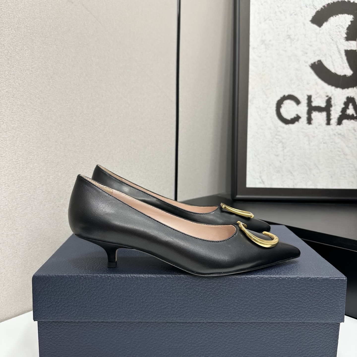 NO:710943,Dior Dior 26 spring and summer dazzling galaxy series!  Crystal hot diamond pointed toe high-heeled wedding shoes!  The new bling...bling...crystal hot diamond decoration on the catwalk is embellishment!  The small ears are cute and playful, reducing age without losing the sense of luxury ~ the daughter of a rich family has the visual sense ~ elegant and ladylike style!  Super beautiful on the feet ~ full of elegance. A must-have item for delicate little fairies!  The upper is made of sheep suede, the lining is sheepskin, and the genuine leather outsole is imported from Italy. Size: 35-41 (40.41. Non-refundable), high-heeled shoes, dior, dior, high heels, sheepskin, Leather soles19860909Dior 迪奥26春夏璀璨星河系列！水晶烫钻尖头高跟单鞋婚鞋！ 走秀新款bling...bling...水晶烫钻饰以点缀！小耳朵可爱俏皮减龄又不失高级感～富家千金即视感～高雅大气名媛风！ 上脚超美～尽显优雅气质 精致小仙女必入单品！ 鞋面采用羊反绒 内里垫脚羊皮 意大利进口真皮大底 码数:35-41（40.41.定不退换）,高跟鞋单鞋,dior,dior,high heels,sheepskin,Leather soles,Women's Shoes