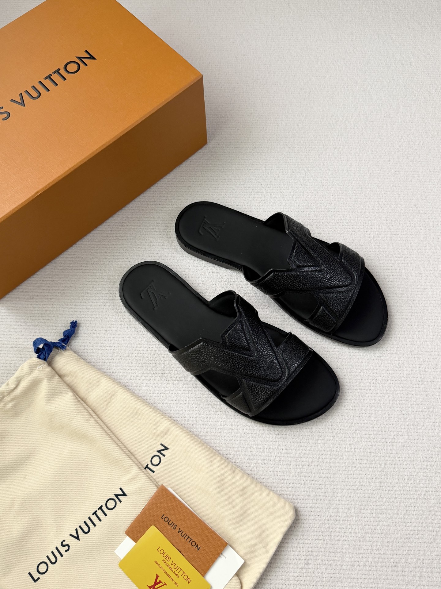 NO:781705,L's Portofino spring and summer slippers are a casual and elegant design, made of soft hammered calfskin. The wide front strap is decorated with unique V-shaped hollow details, and the letter embossed pattern is also embellished on the upper and extends to the leather insole. The rubber sole is decorated with Louis Vuitton's signature, which is the finishing touch to the overall design. Full-grain calf leather signature details leather outsole, size 38-45 (customized for 46 and 47), Louis  vuitton,cowhide,leather soles19860909L家Portofino春夏拖是一款休闲优雅的设计,采用柔软的锤纹小牛皮制成.宽大的前带饰有独特的V形镂空细节,字母浮雕图案亦点缀于鞋面,并延伸至皮质鞋垫.橡胶鞋底饰有路＊威登签名,为整体设计画龙点睛,全粒面小牛皮革标志性细节真皮大底 码数38-45（46 47订做）,,louis vuitton,cowhide,Leather soles,Men's shoes