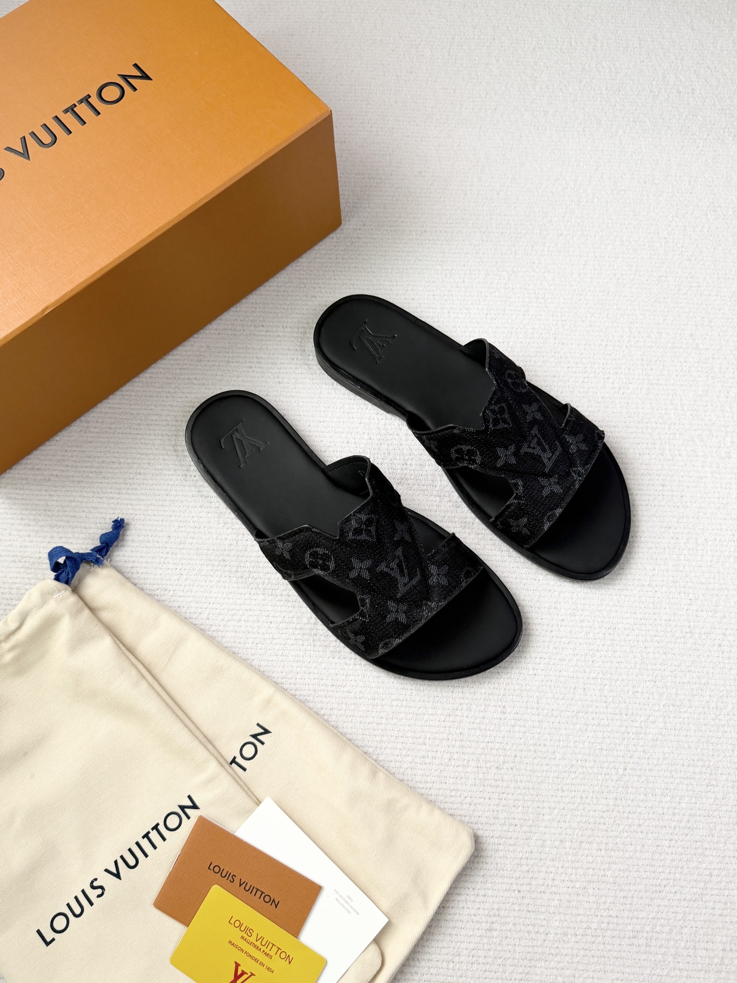 NO:781712,L's Portofino spring and summer slippers are a casual and elegant design, made of soft hammered calfskin. The wide front strap is decorated with unique V-shaped hollow details, and the letter embossed pattern is also embellished on the upper and extends to the leather insole. The rubber sole is decorated with Louis Vuitton's signature, which is the finishing touch to the overall design. Full-grain calf leather signature details leather outsole, size 38-45 (customized for 46 and 47), Louis  vuitton,cowhide,leather soles19860909L家Portofino春夏拖是一款休闲优雅的设计,采用柔软的锤纹小牛皮制成.宽大的前带饰有独特的V形镂空细节,字母浮雕图案亦点缀于鞋面,并延伸至皮质鞋垫.橡胶鞋底饰有路＊威登签名,为整体设计画龙点睛,全粒面小牛皮革标志性细节真皮大底 码数38-45（46 47订做）,,louis vuitton,cowhide,Leather soles,Men's shoes
