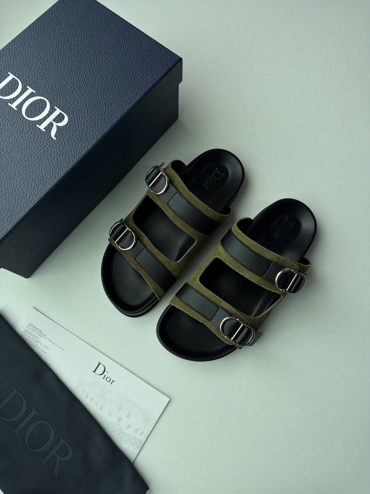 NO:832533,The new D~or Aqua sandals are a fashionable item that showcases D-or haute couture style design. The black suede strap is embellished with an aluminum D-or buckle to enhance the style. Paired with comfortable tonal notch soles, it can be easily matched with shorts or jeans to create a refined look. Size 39-46 Colors: black velvet, gray velvet, green velvet, black flower, gray flower, brown flower, sandals, shorts, jeans19860909新款D～or Aqua 凉鞋是一款时尚单品 展现 D-or 高订风格设计.黑色绒面革饰带点缀以铝质 D-or 搭扣提升格调.搭配舒适的同色调凹口鞋底,可与短裤或牛仔裤轻松搭配,打造精致造型. 码数39-46 颜色黑绒、灰绒、绿绒、黑花、灰花、棕花,,sandals,shorts,jeans,Men's shoes